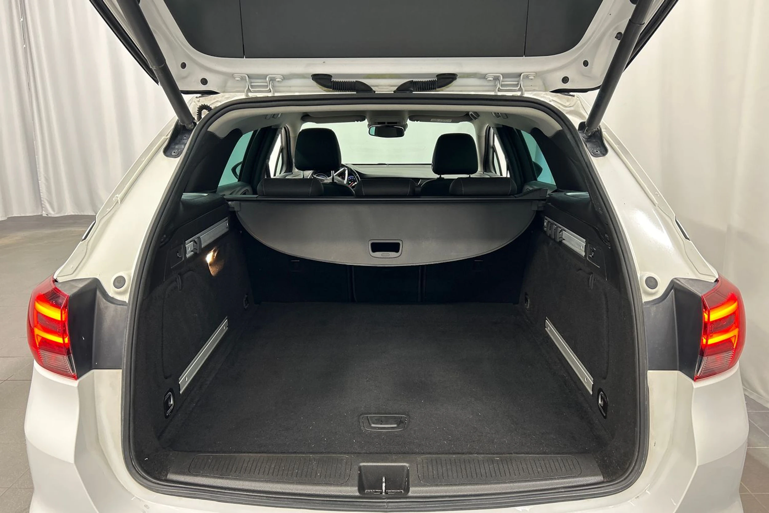 valkoinen Opel Astra 2019 kuva 12.