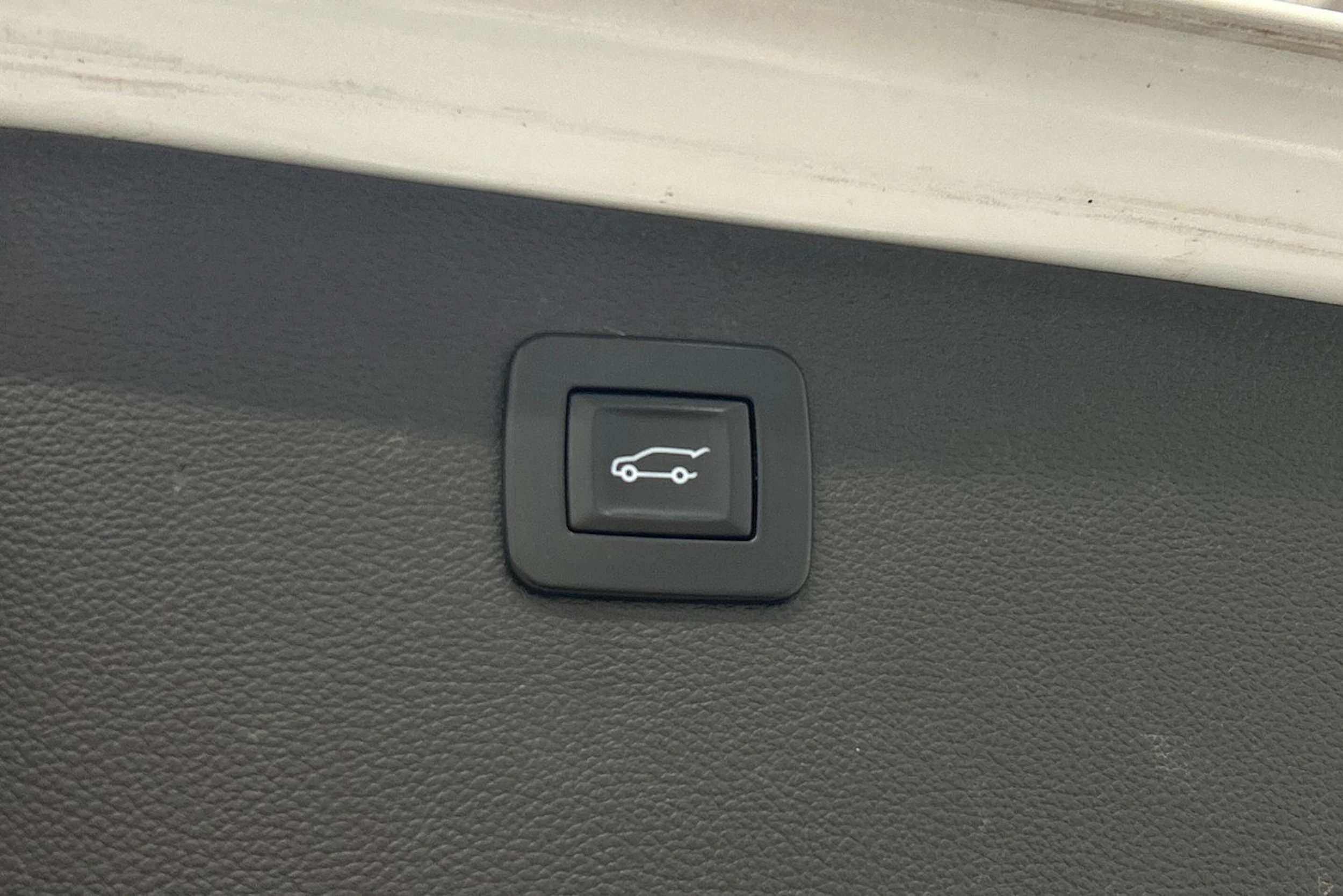 valkoinen Opel Astra 2019 kuva 13.
