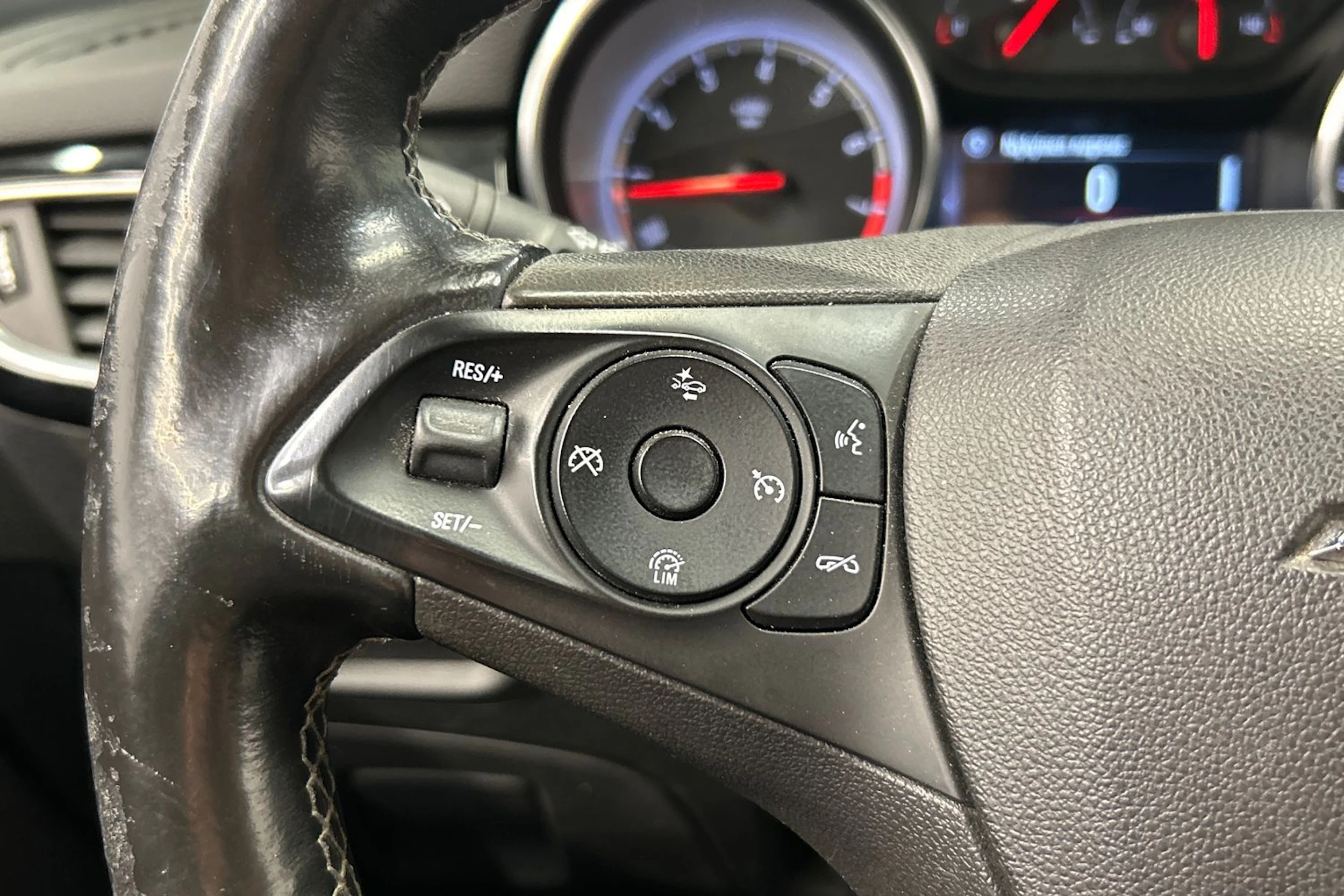valkoinen Opel Astra 2019 kuva 17.