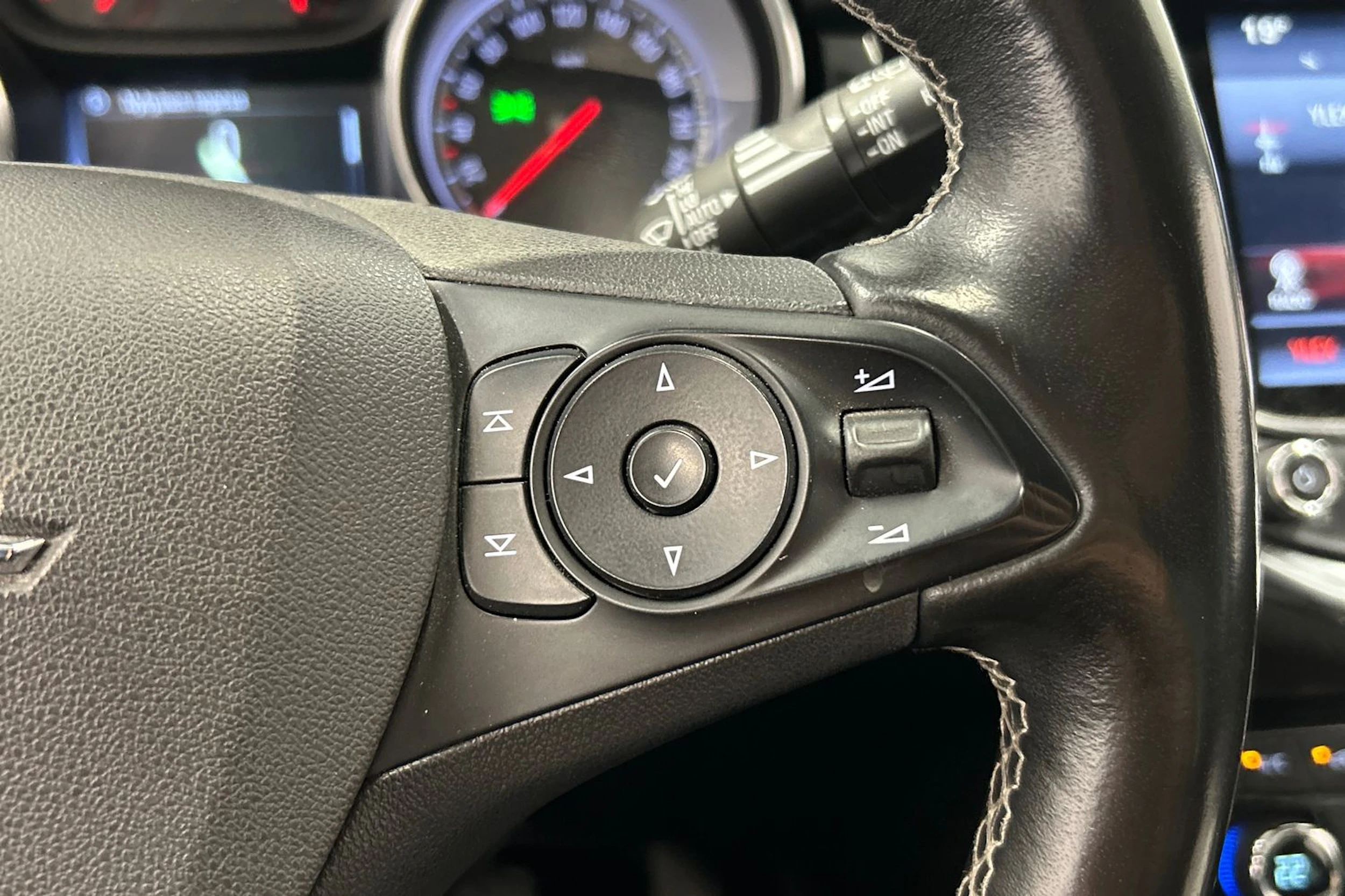 valkoinen Opel Astra 2019 kuva 18.