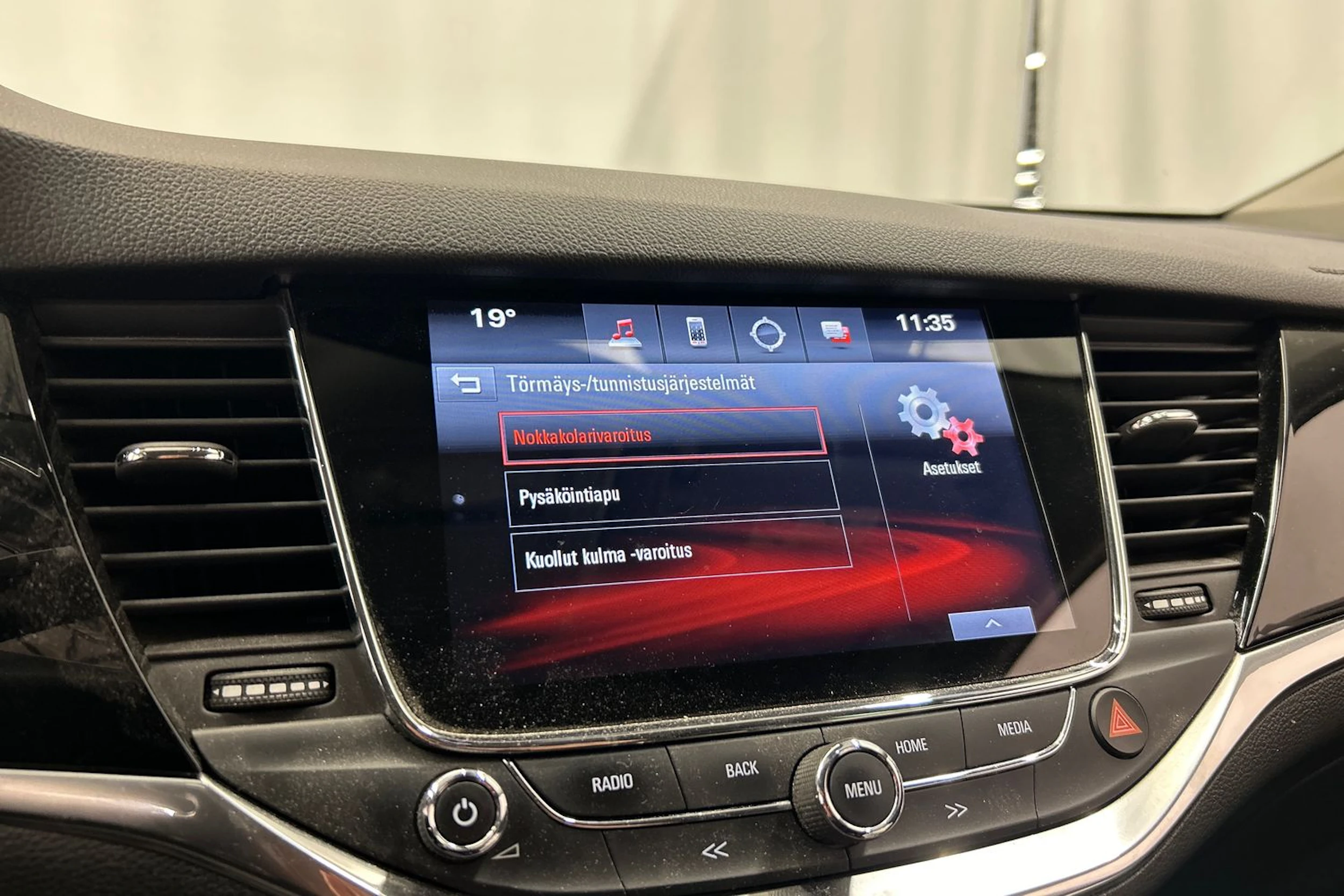 valkoinen Opel Astra 2019 kuva 22.