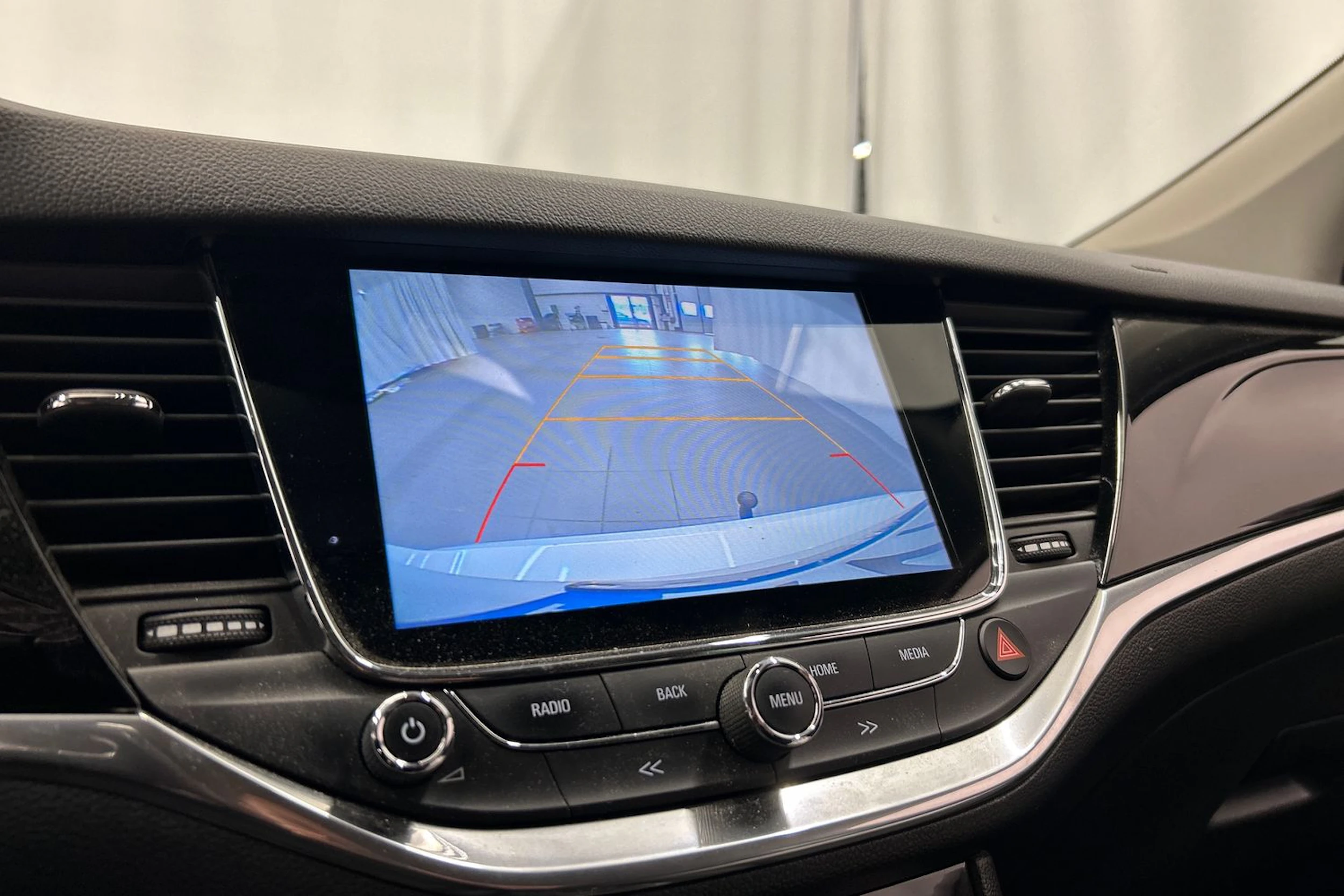 valkoinen Opel Astra 2019 kuva 23.