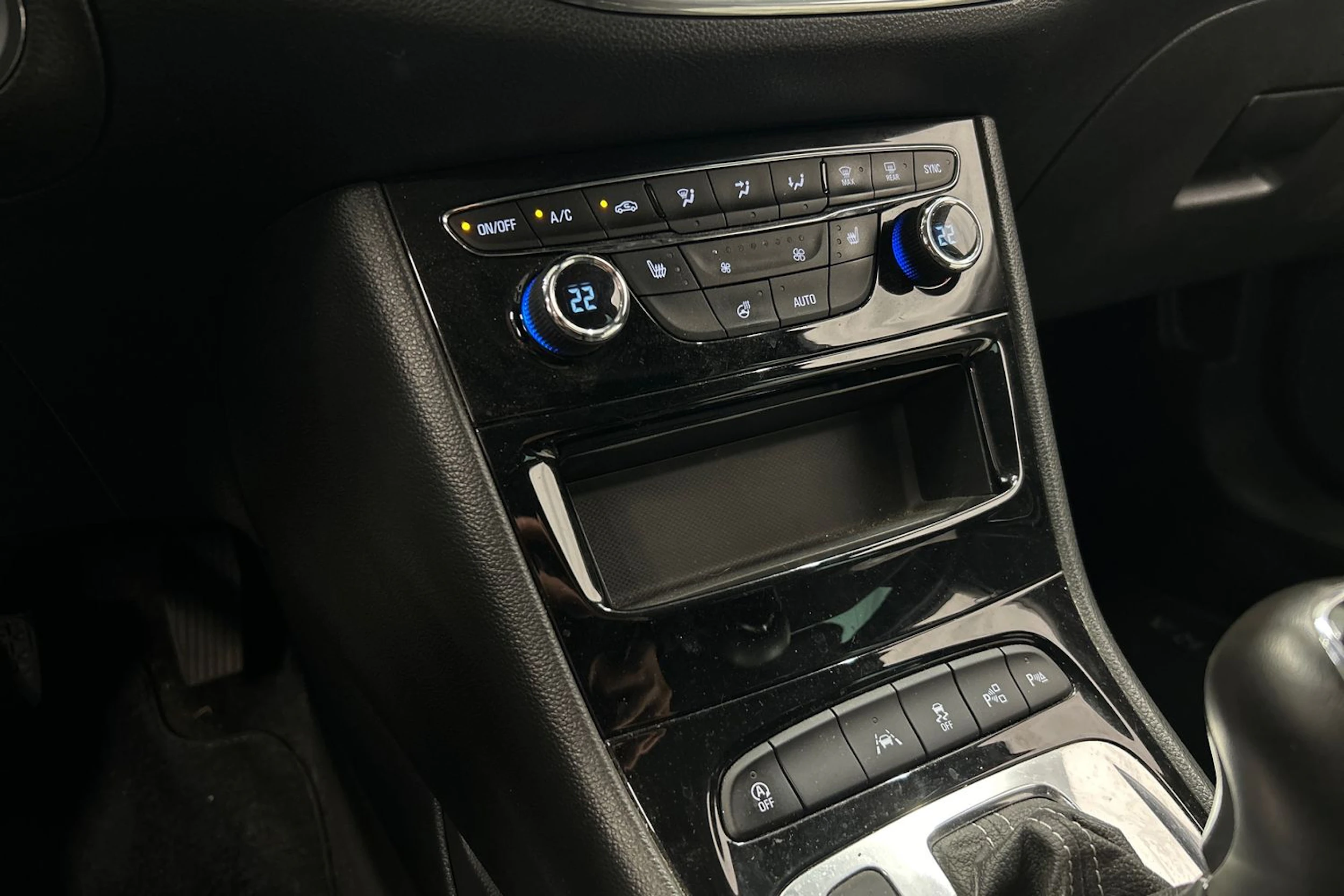 valkoinen Opel Astra 2019 kuva 24.