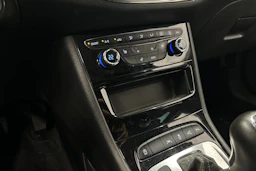 valkoinen Opel Astra 2019 kuva 24.