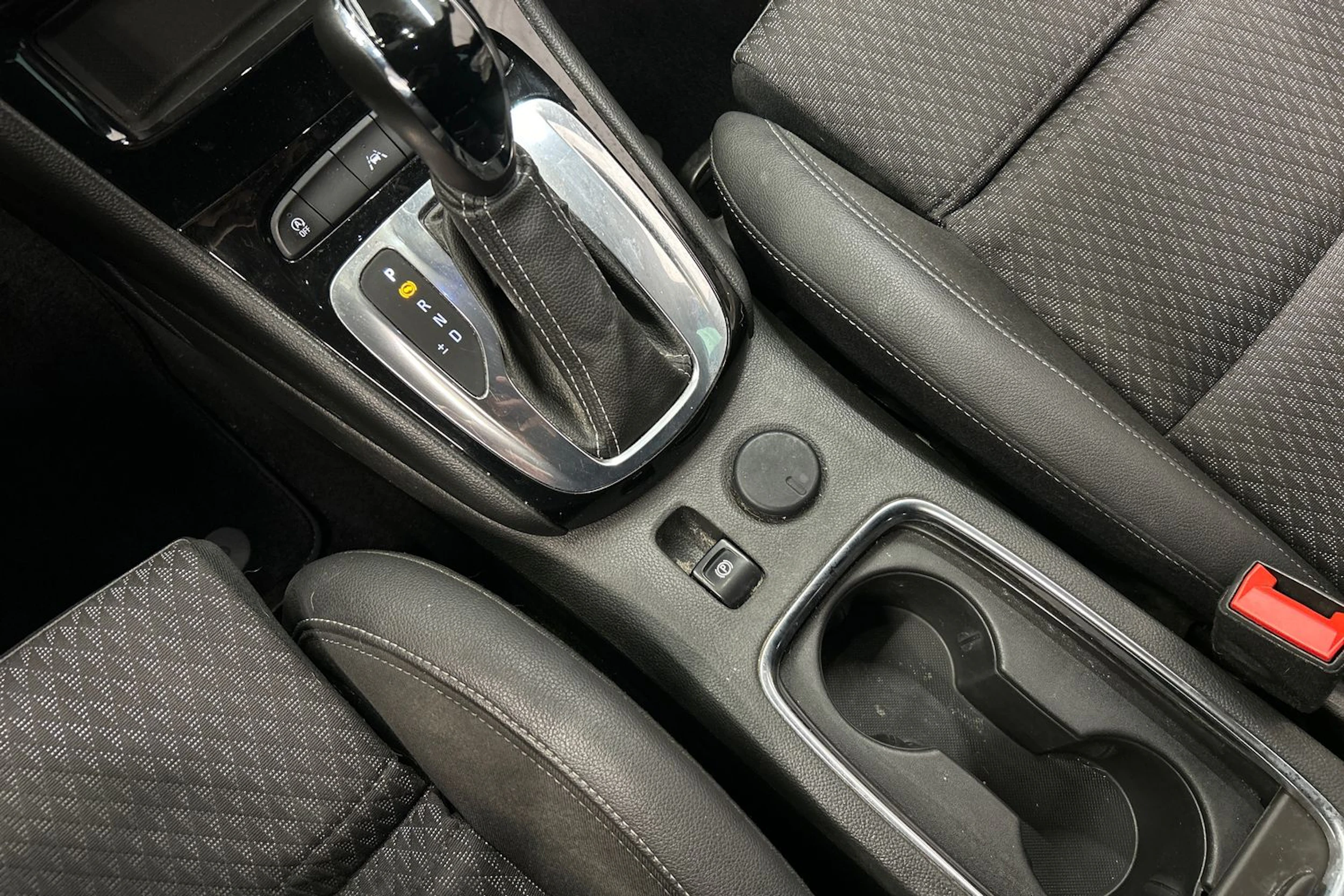 valkoinen Opel Astra 2019 kuva 25.