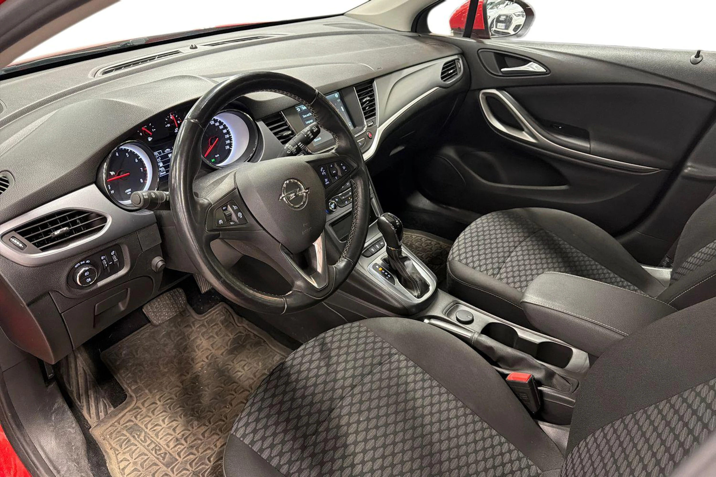 punainen Opel Astra 2019 kuva 3.