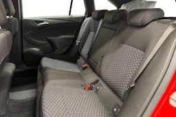 punainen Opel Astra 2019 kuva 8.
