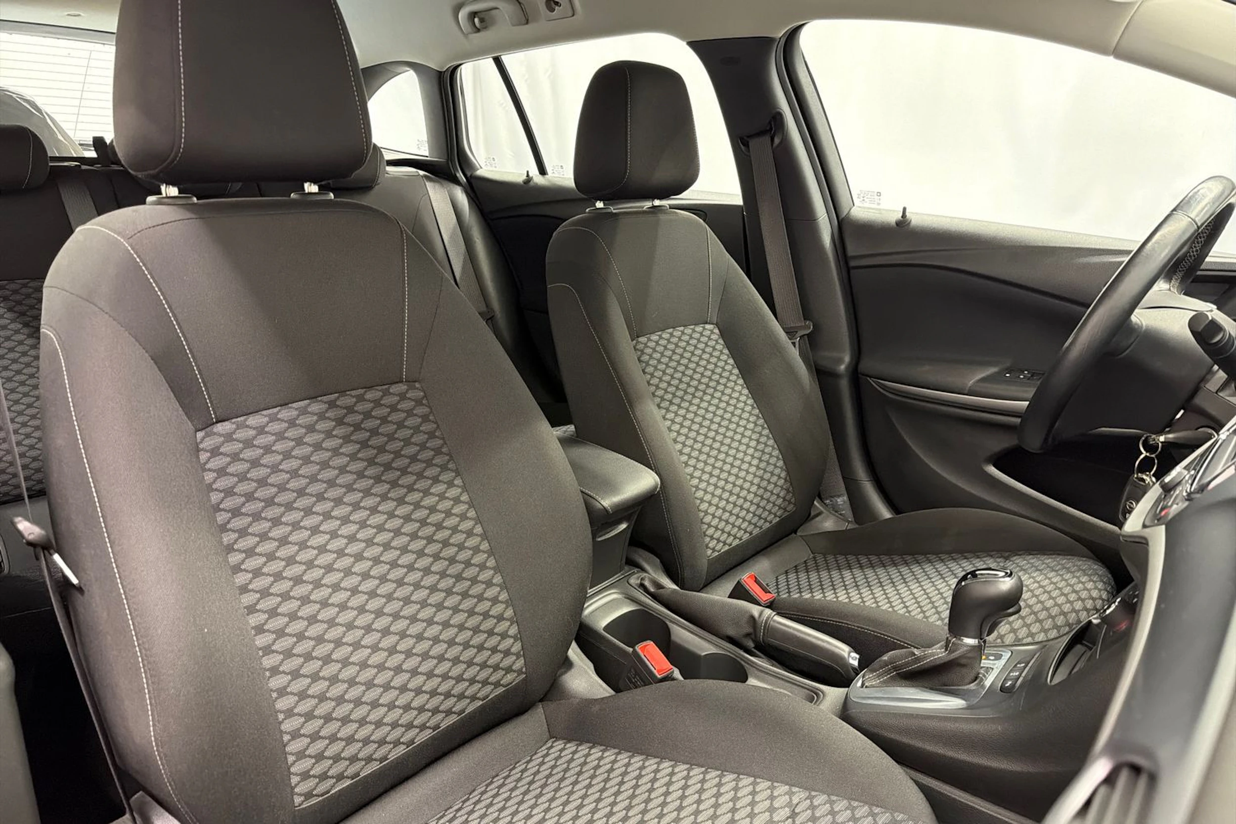 punainen Opel Astra 2019 kuva 11.
