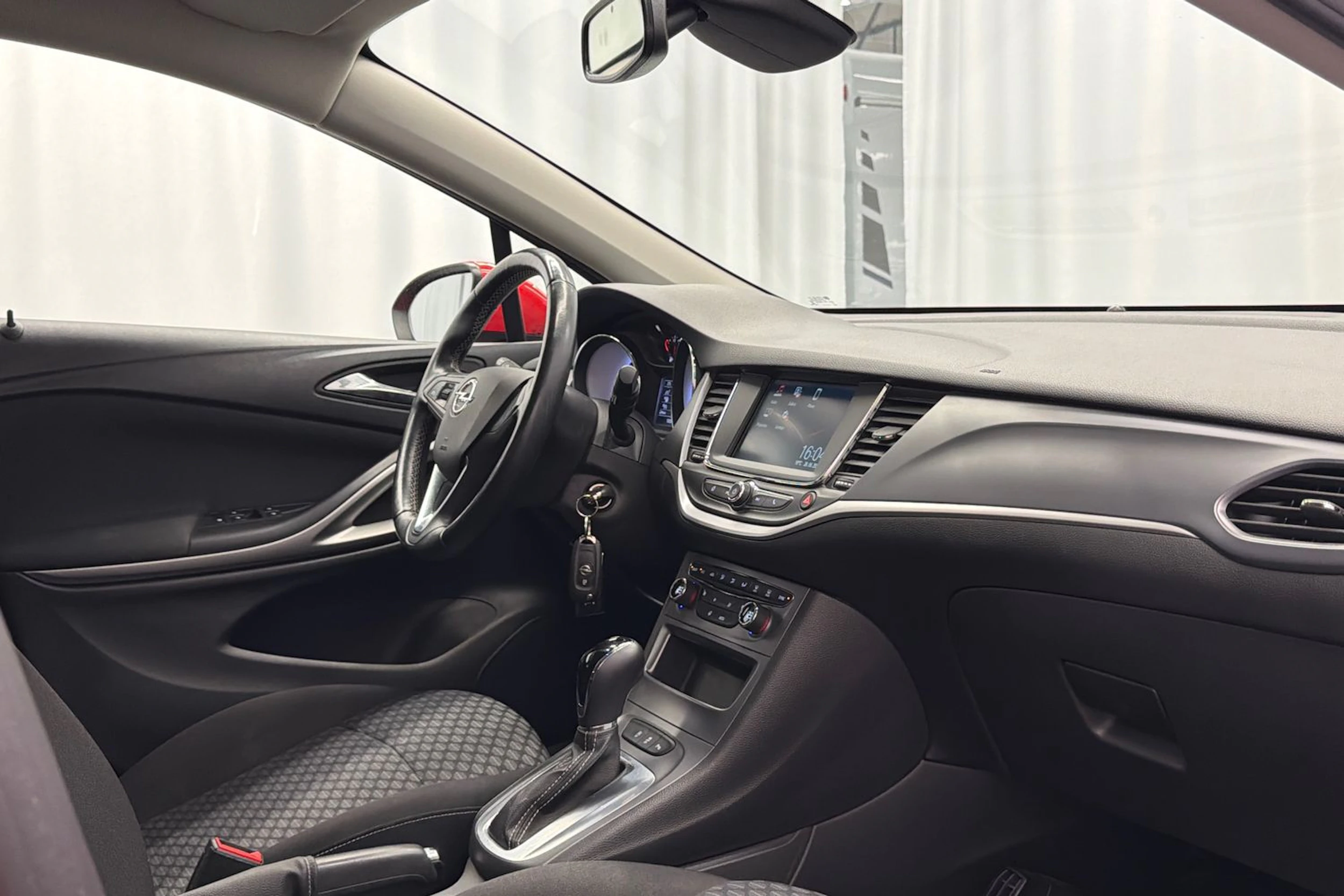 punainen Opel Astra 2019 kuva 12.