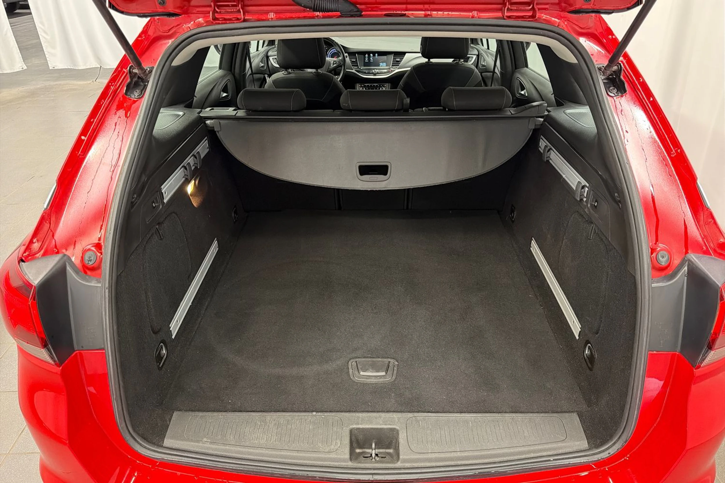 punainen Opel Astra 2019 kuva 13.