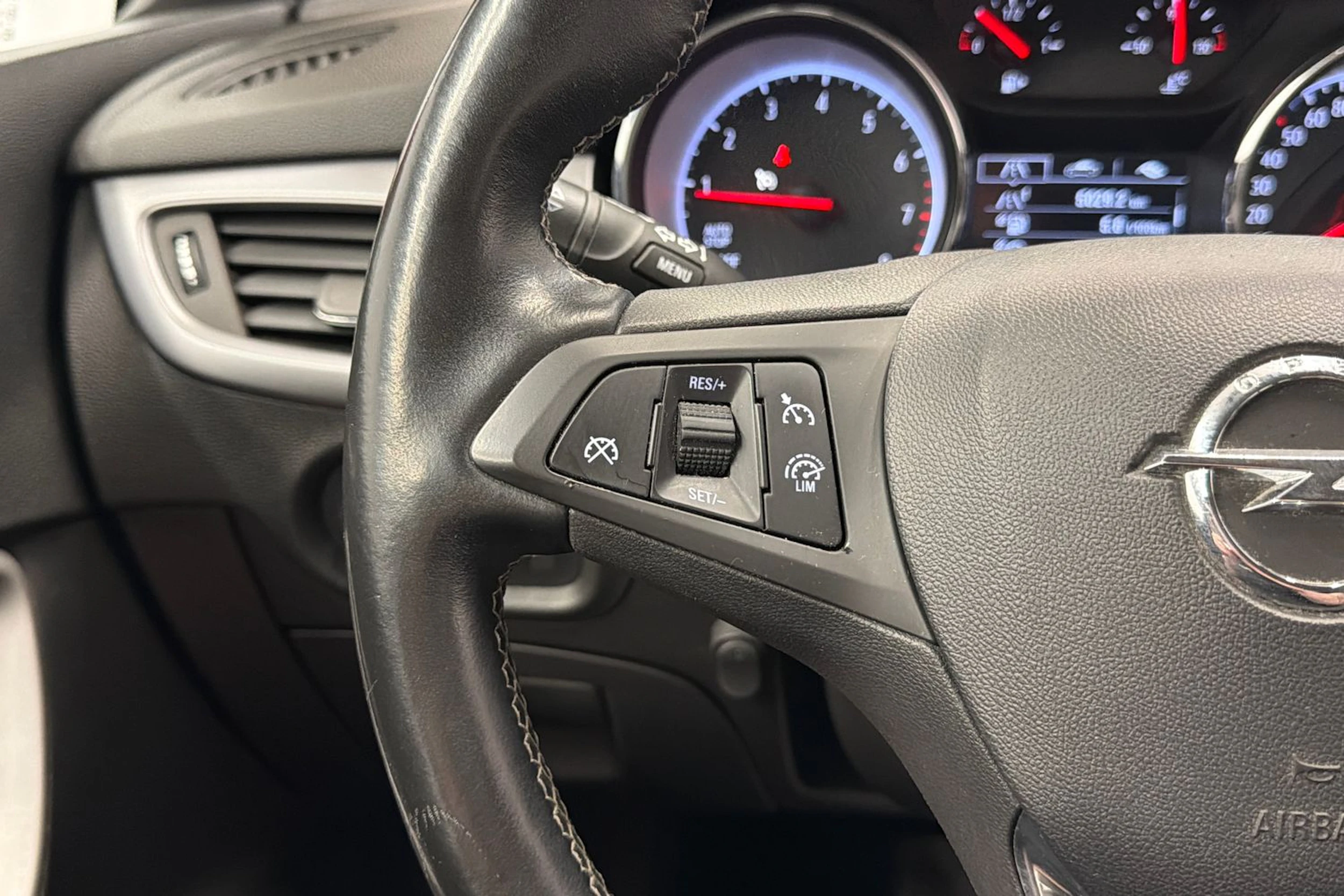 punainen Opel Astra 2019 kuva 15.