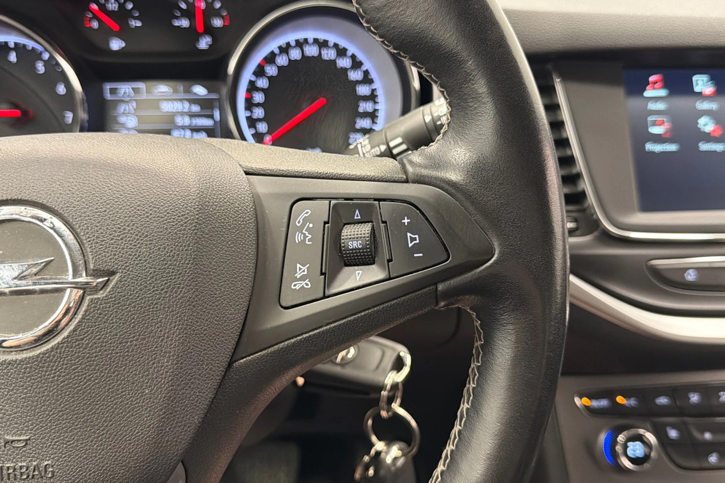 punainen Opel Astra 2019 kuva 16.