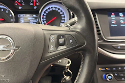 punainen Opel Astra 2019 kuva 16.