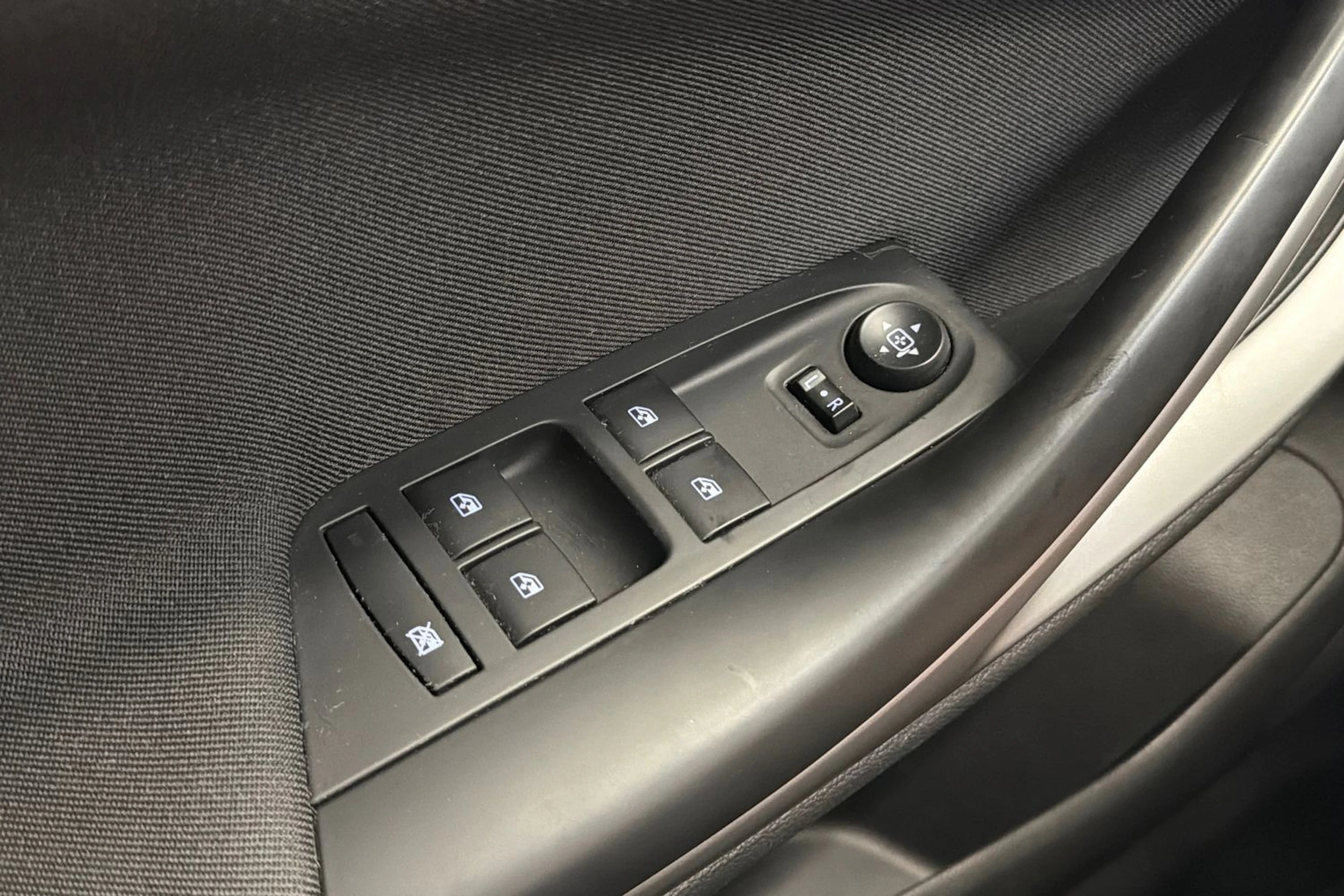 punainen Opel Astra 2019 kuva 22.