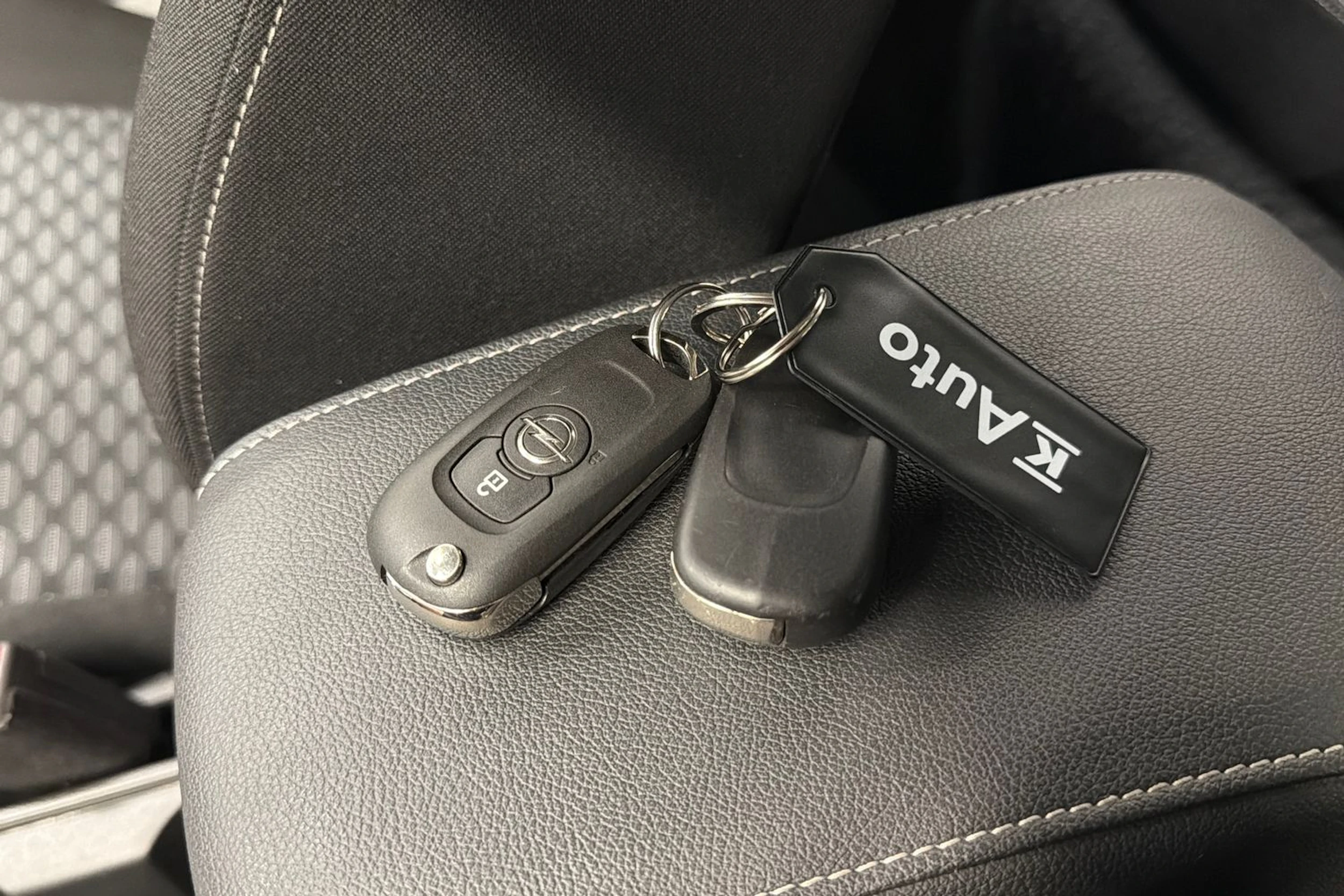 punainen Opel Astra 2019 kuva 24.