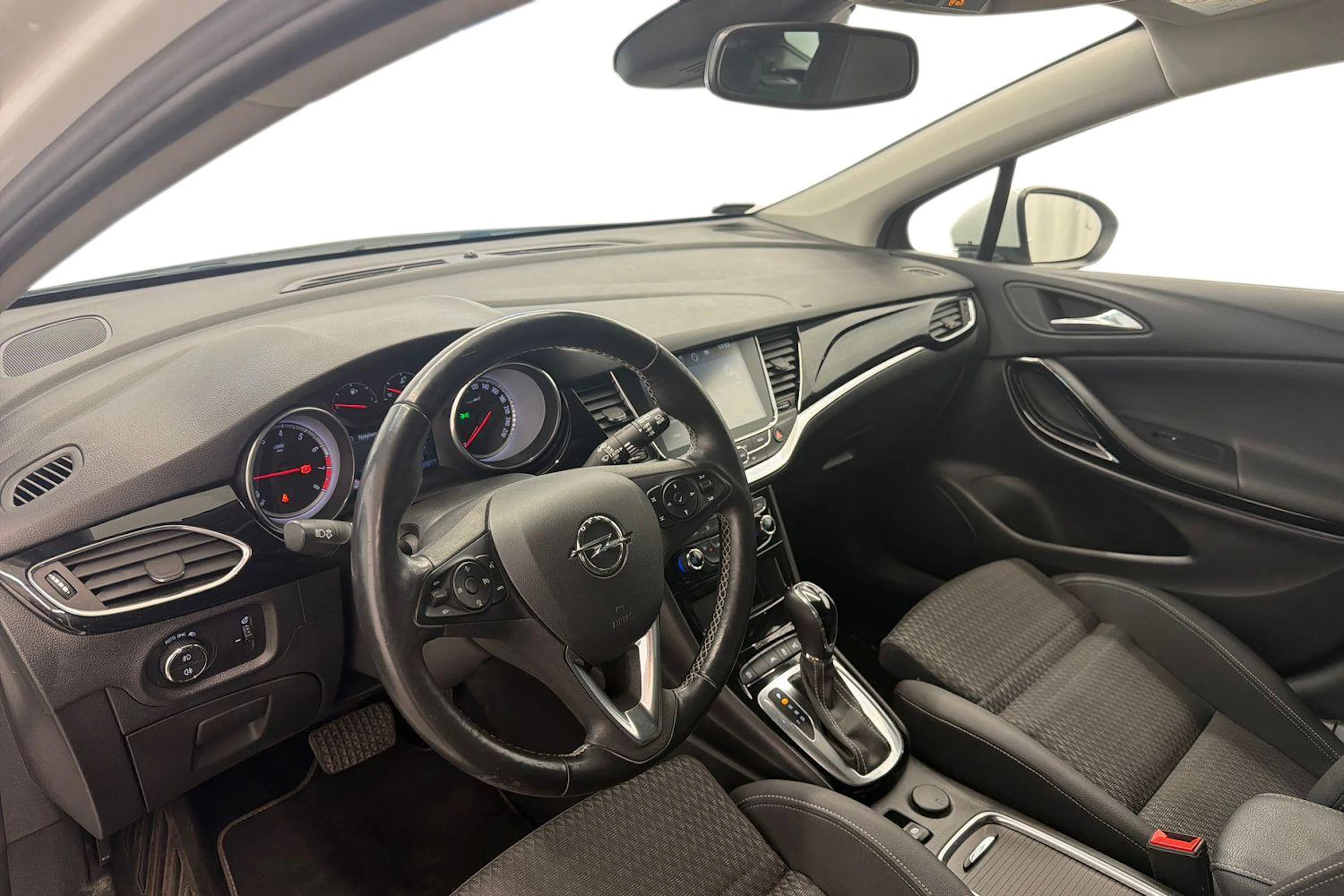 valkoinen Opel Astra 2019 kuva 6.