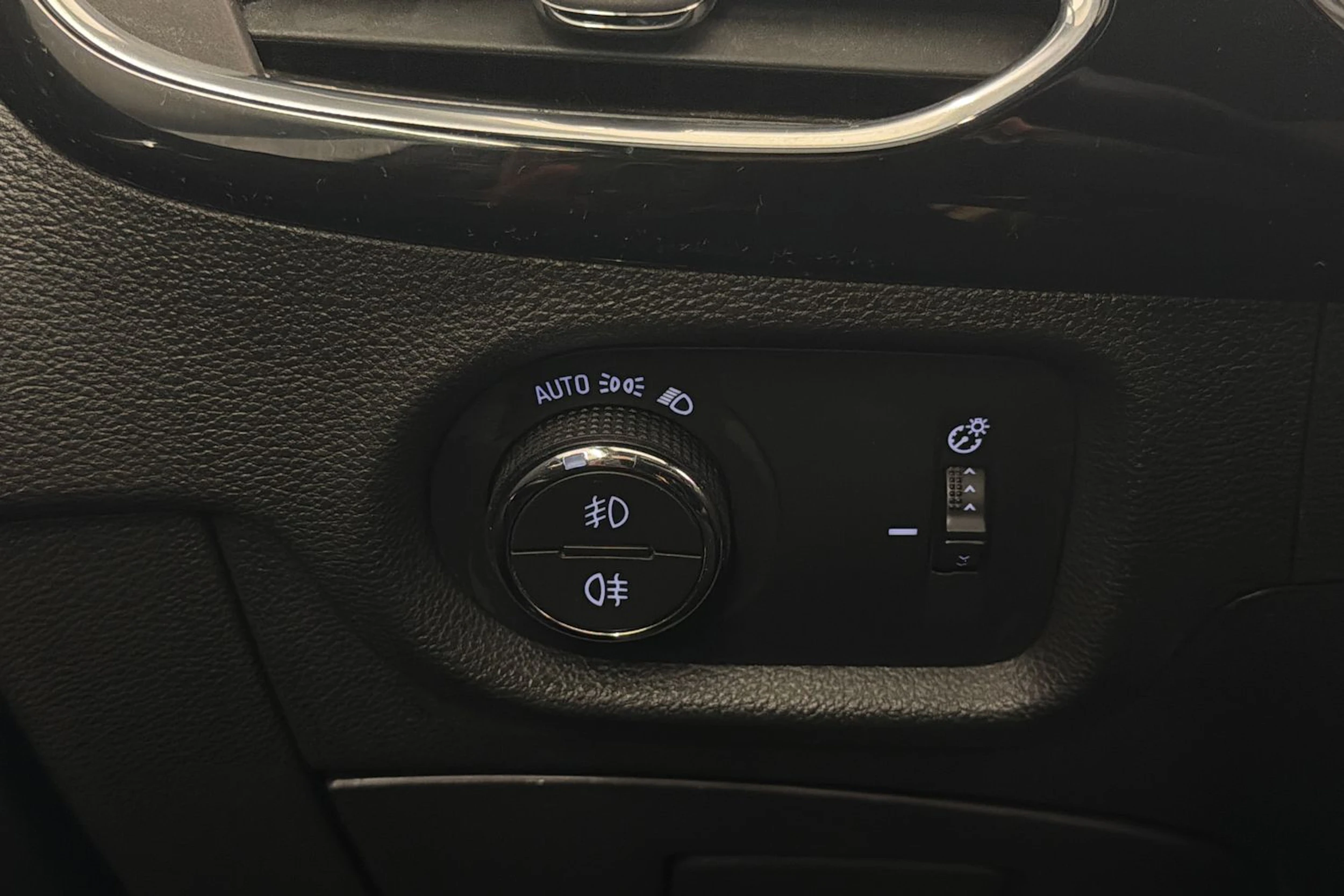 valkoinen Opel Astra 2019 kuva 19.