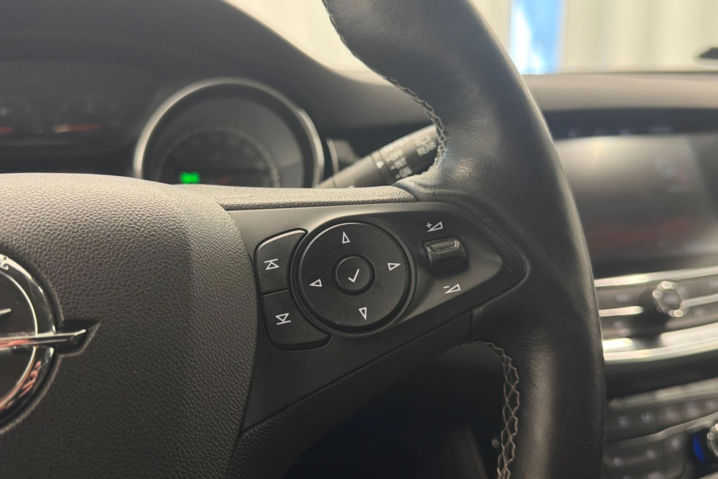 valkoinen Opel Astra 2019 kuva 22.