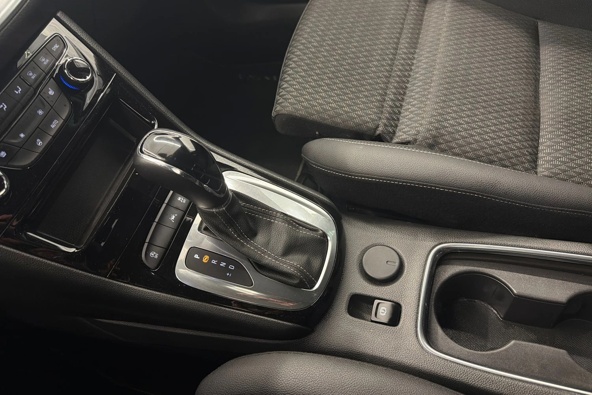 valkoinen Opel Astra 2019 kuva 23.