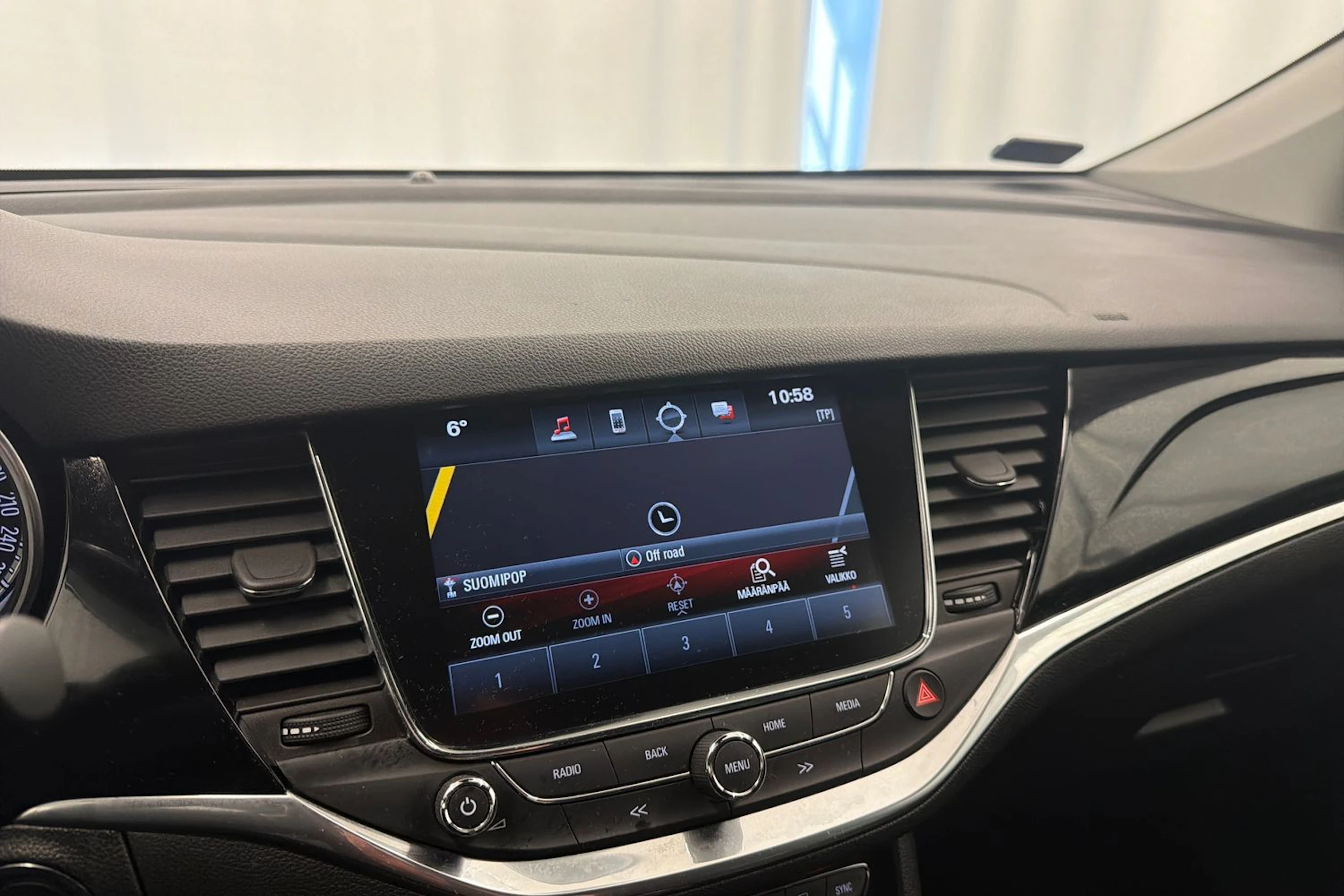 valkoinen Opel Astra 2019 kuva 26.