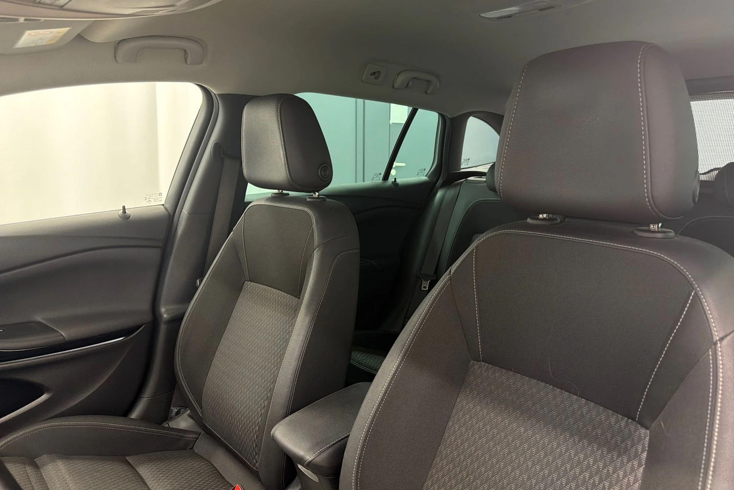 valkoinen Opel Astra 2019 kuva 32.