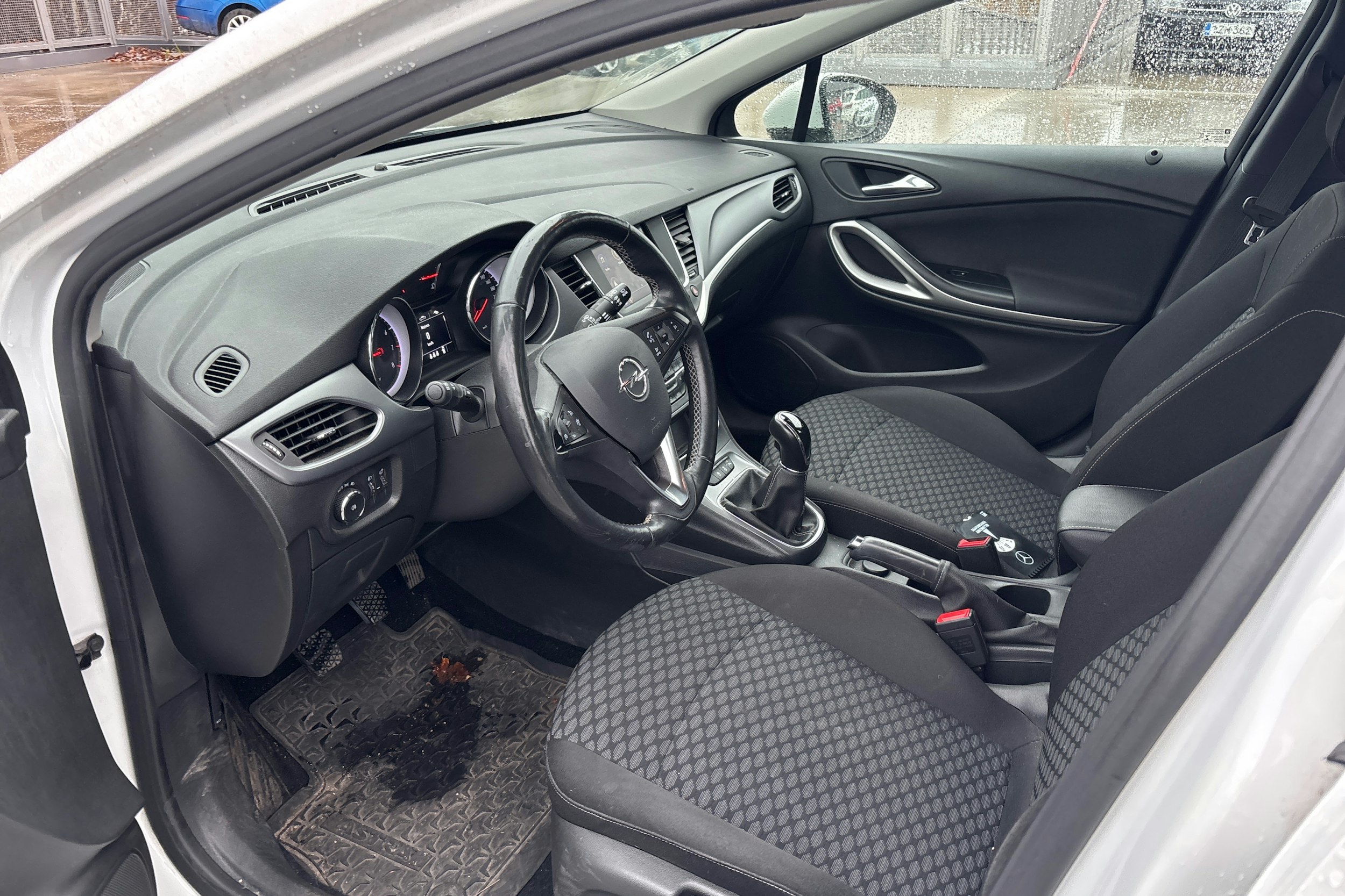 valkoinen Opel Astra 2020 kuva 3.