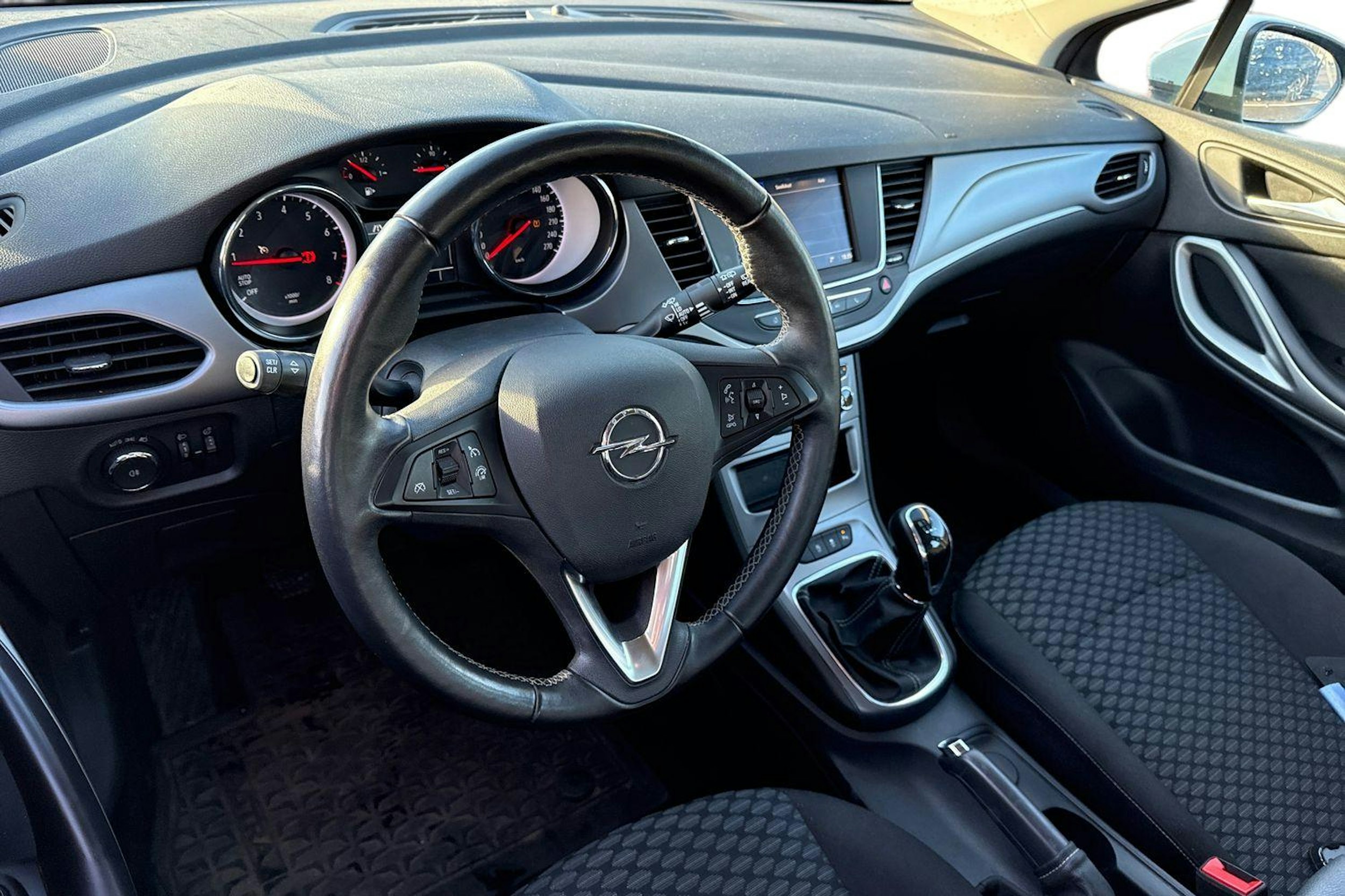 valkoinen Opel Astra 2020 kuva 3.