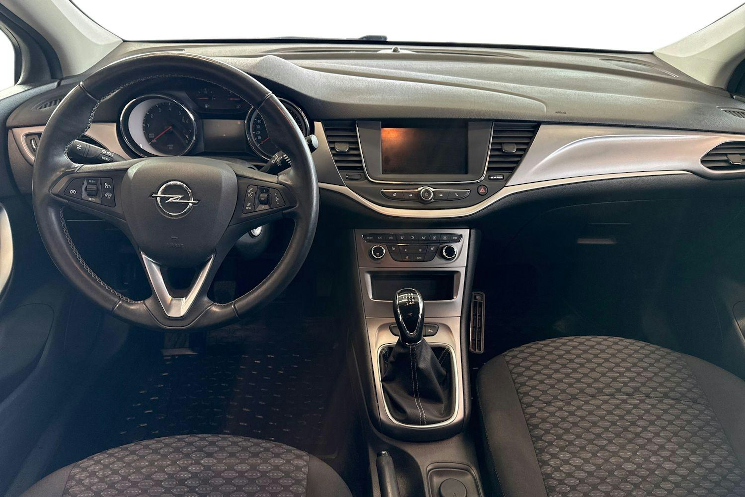 valkoinen Opel Astra 2020 kuva 9.