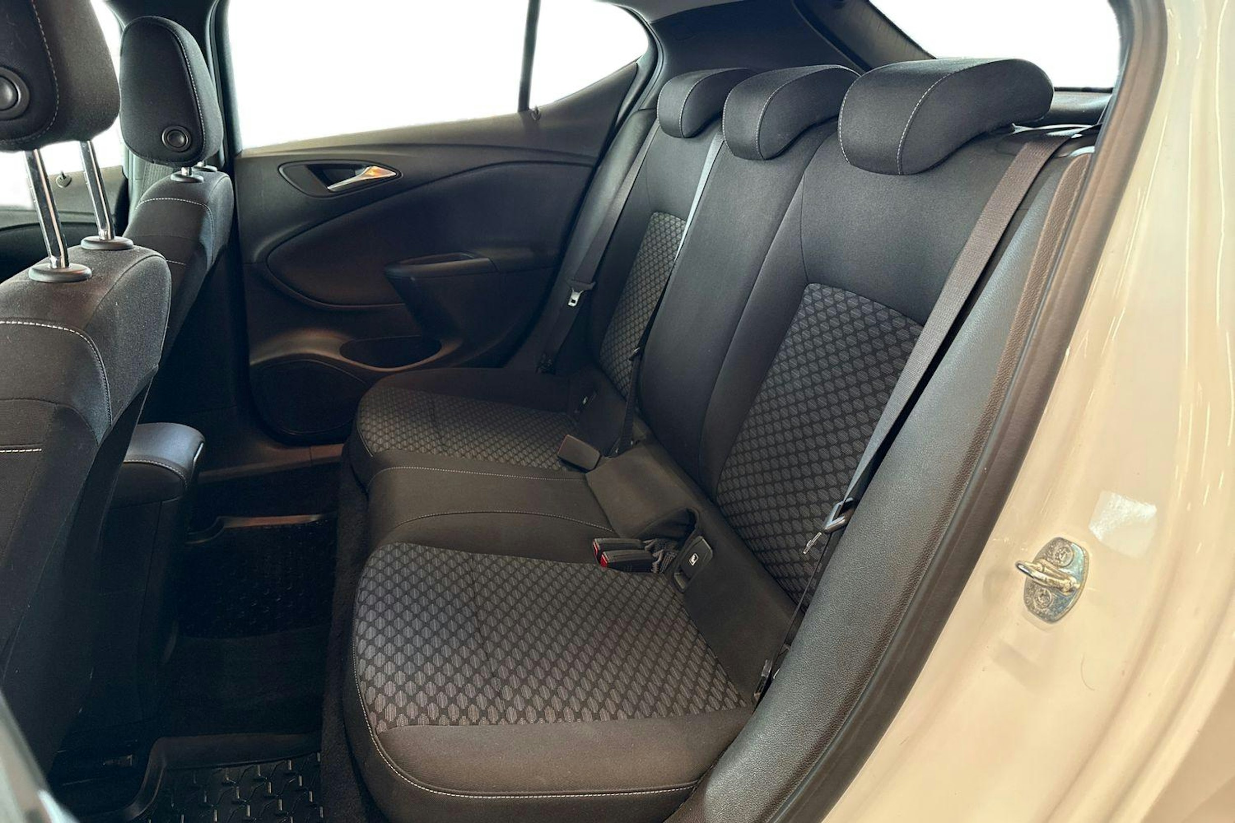 valkoinen Opel Astra 2020 kuva 10.