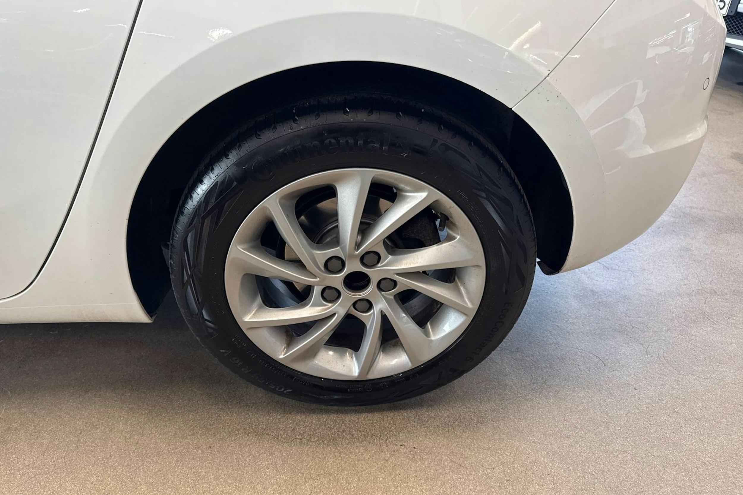 valkoinen Opel Astra 2020 kuva 11.