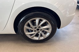 valkoinen Opel Astra 2020 kuva 11.