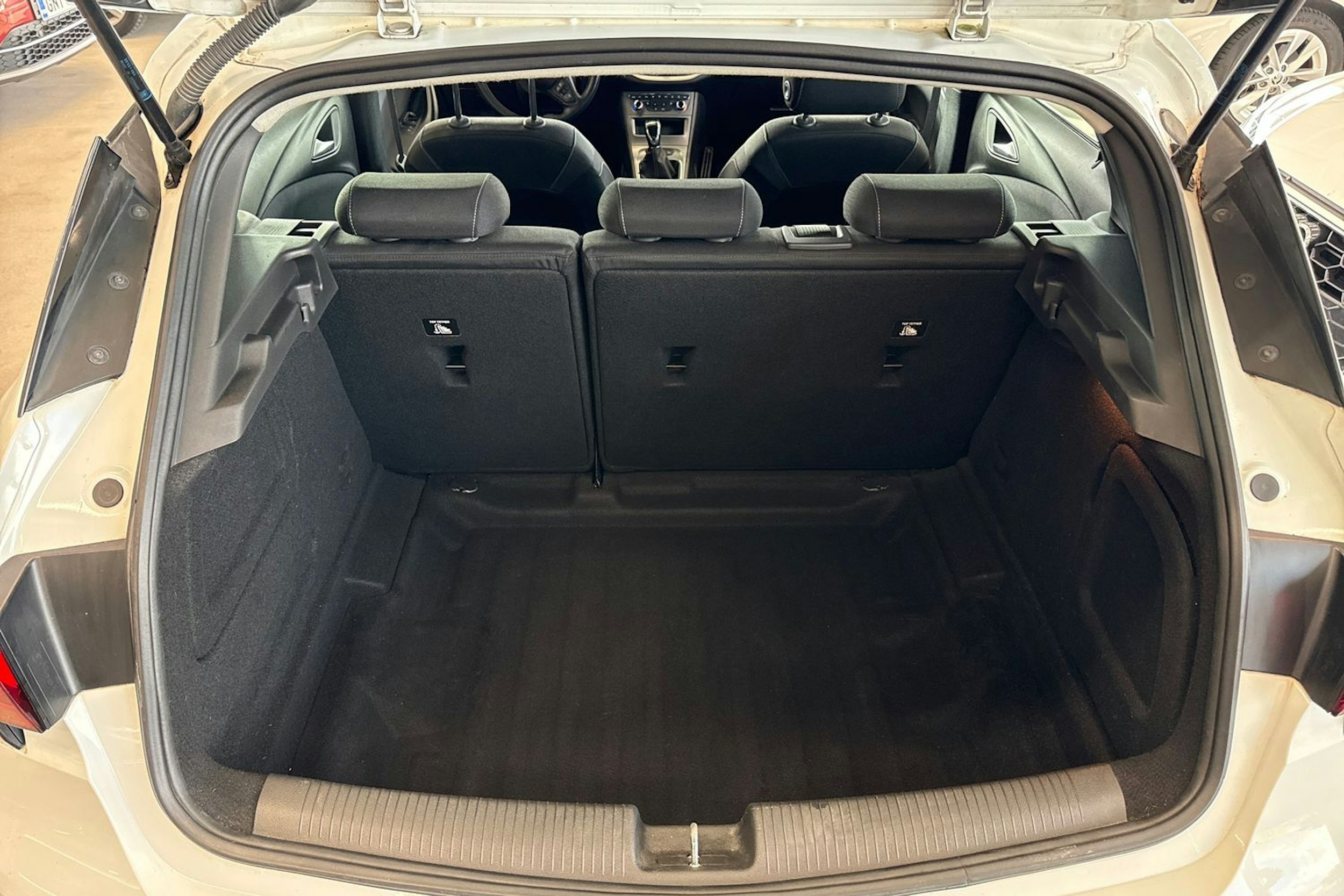 valkoinen Opel Astra 2020 kuva 21.