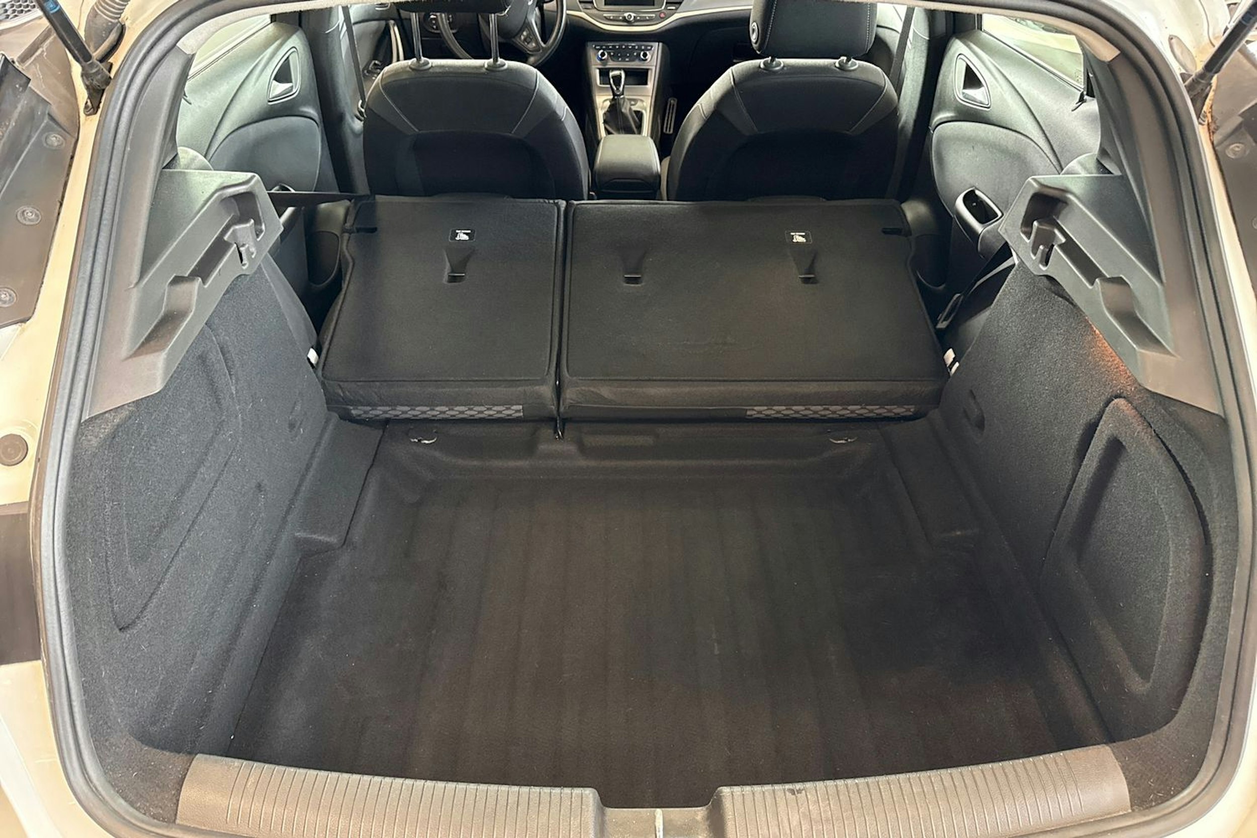 valkoinen Opel Astra 2020 kuva 22.