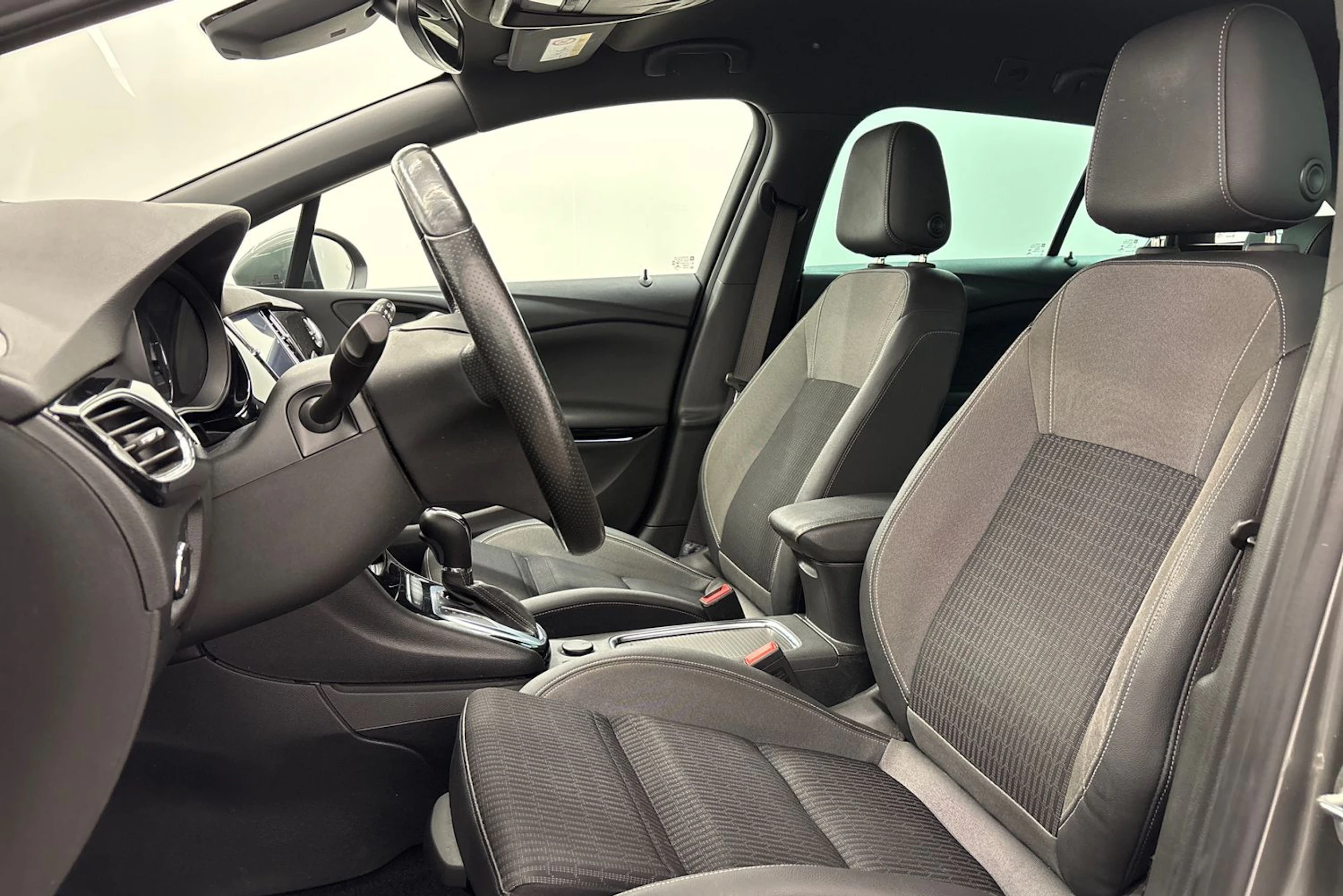 harmaa Opel Astra 2020 kuva 15.