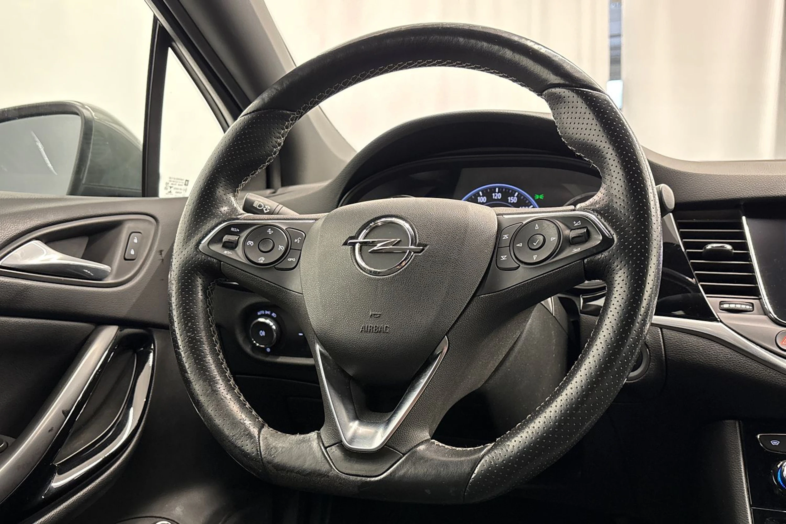 harmaa Opel Astra 2020 kuva 16.