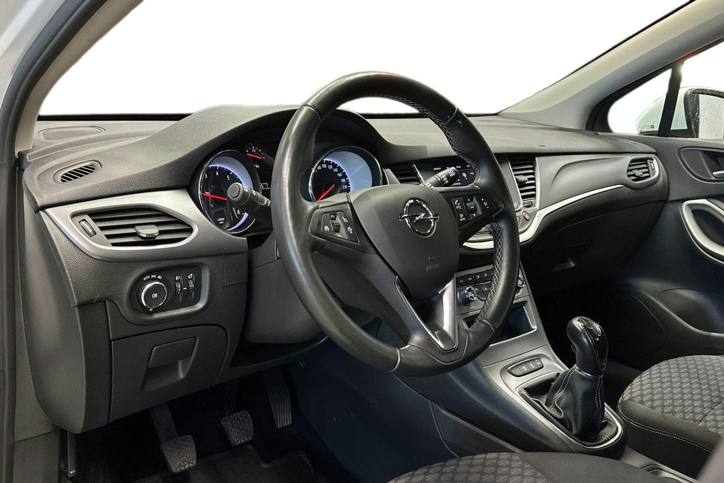 valkoinen Opel Astra 2020 kuva 7.
