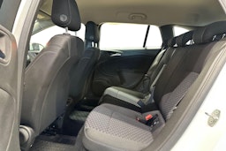 valkoinen Opel Astra 2020 kuva 10.