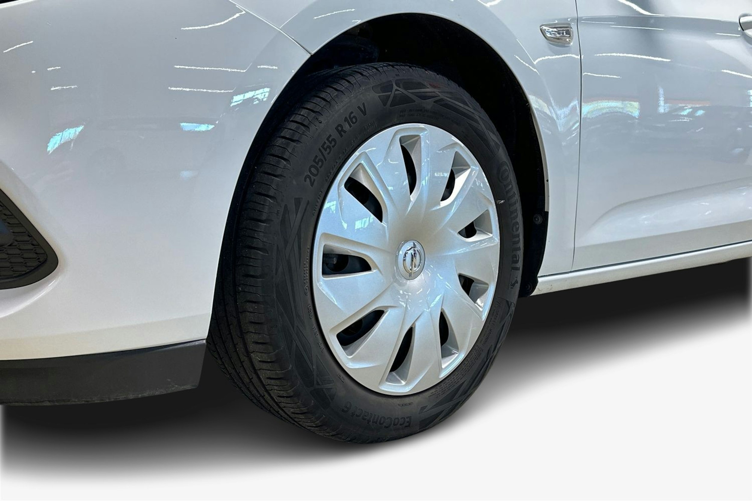 valkoinen Opel Astra 2020 kuva 11.