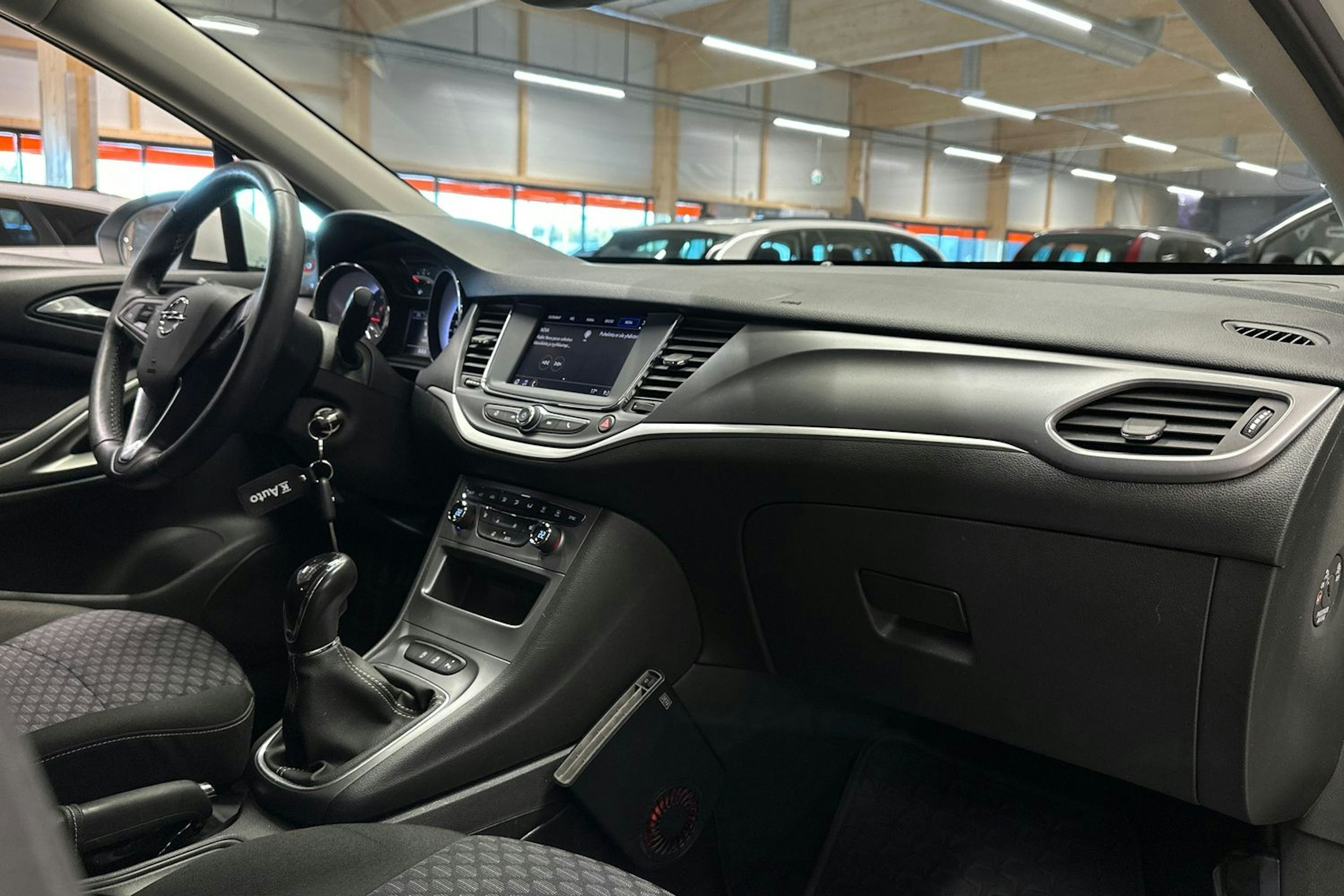 valkoinen Opel Astra 2020 kuva 13.