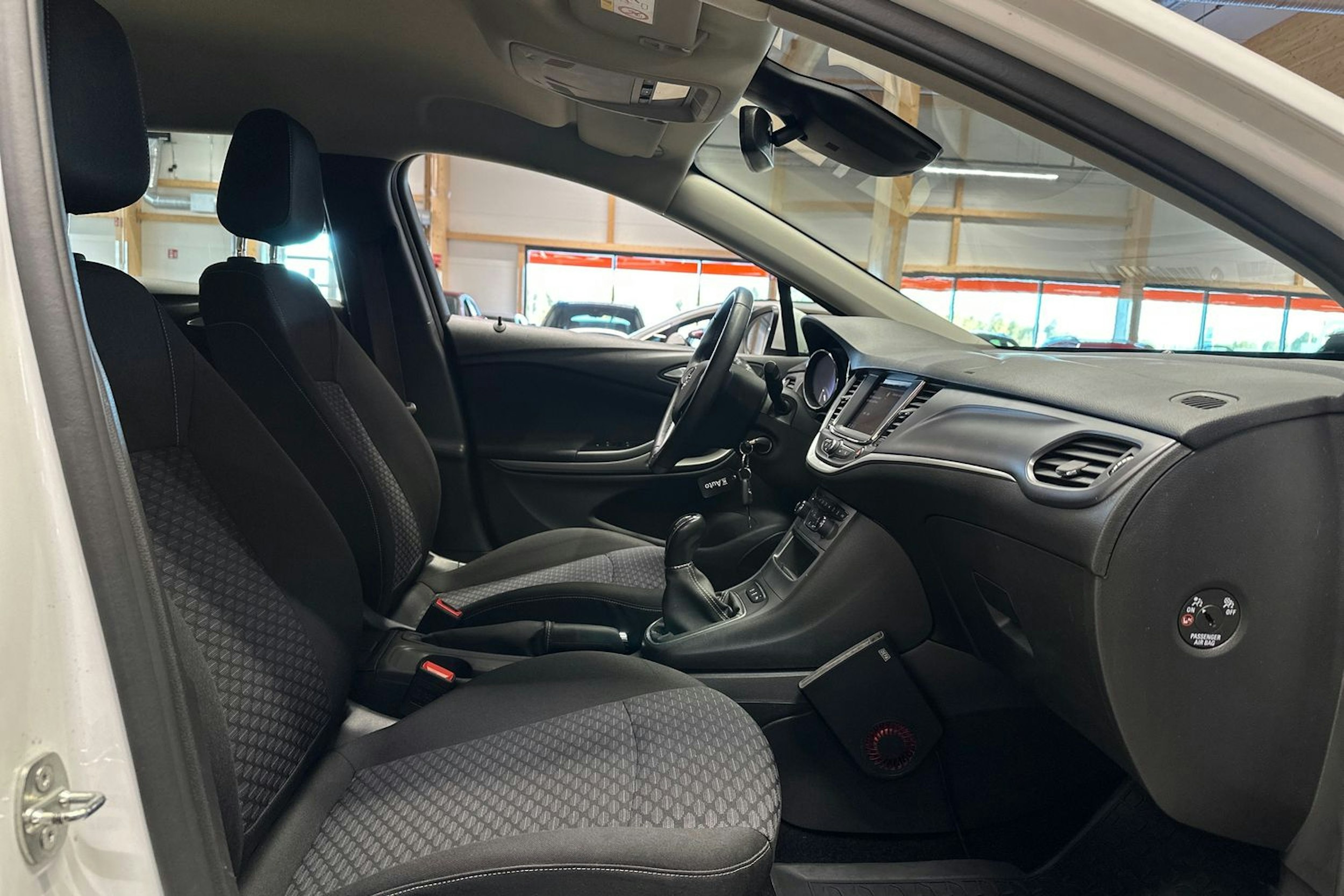 valkoinen Opel Astra 2020 kuva 14.