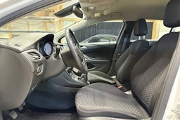 valkoinen Opel Astra 2020 kuva 16.