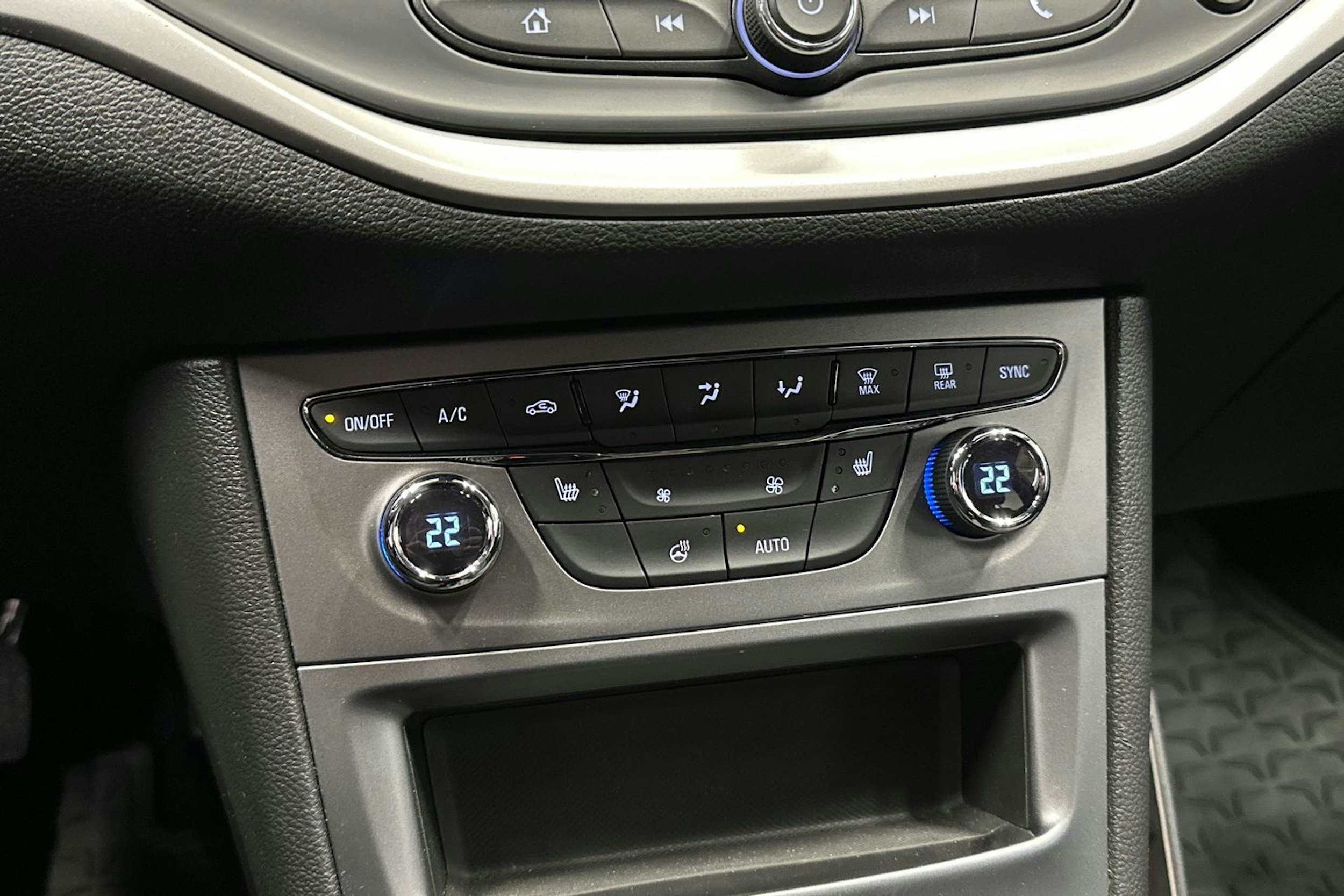 valkoinen Opel Astra 2020 kuva 19.