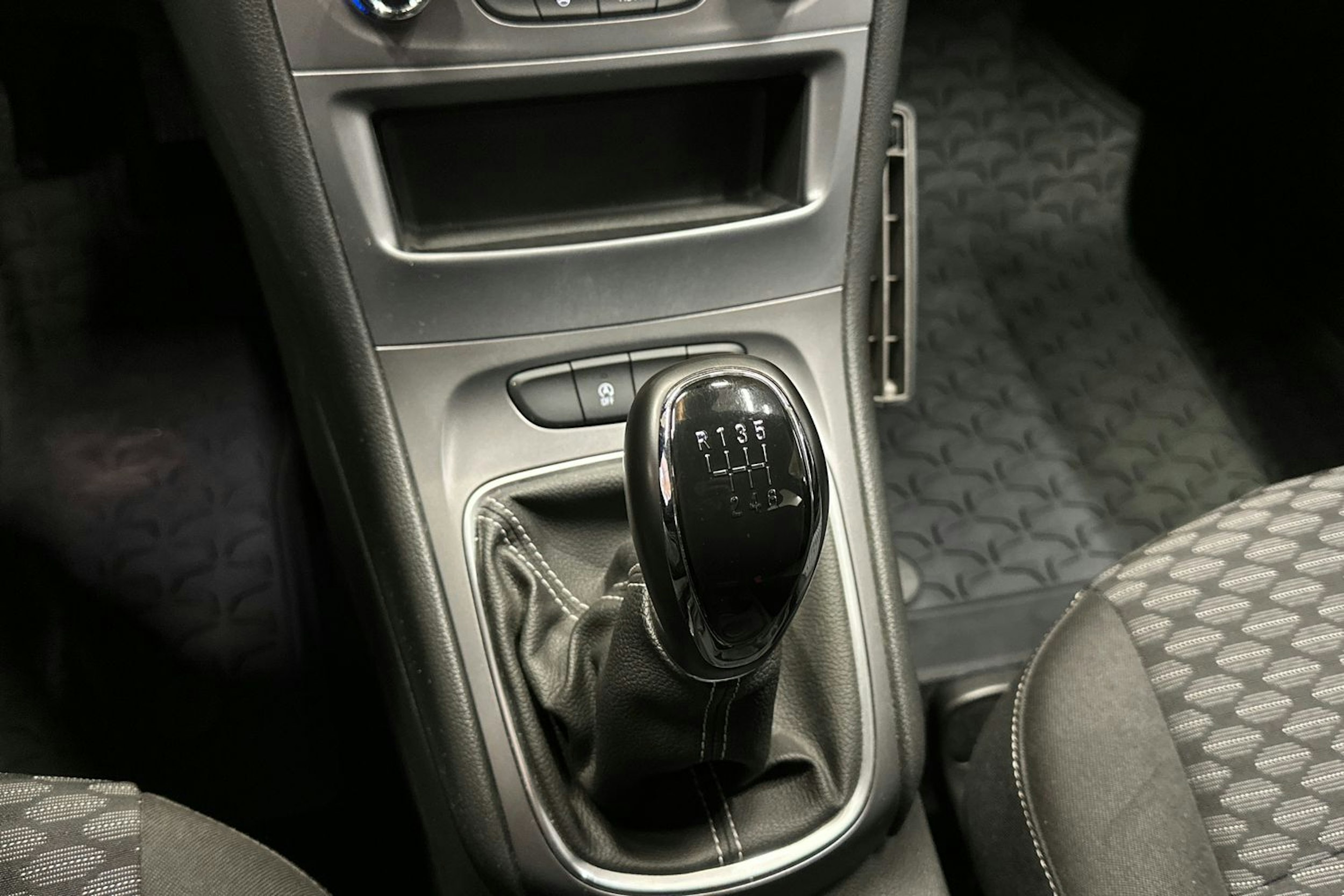 valkoinen Opel Astra 2020 kuva 21.