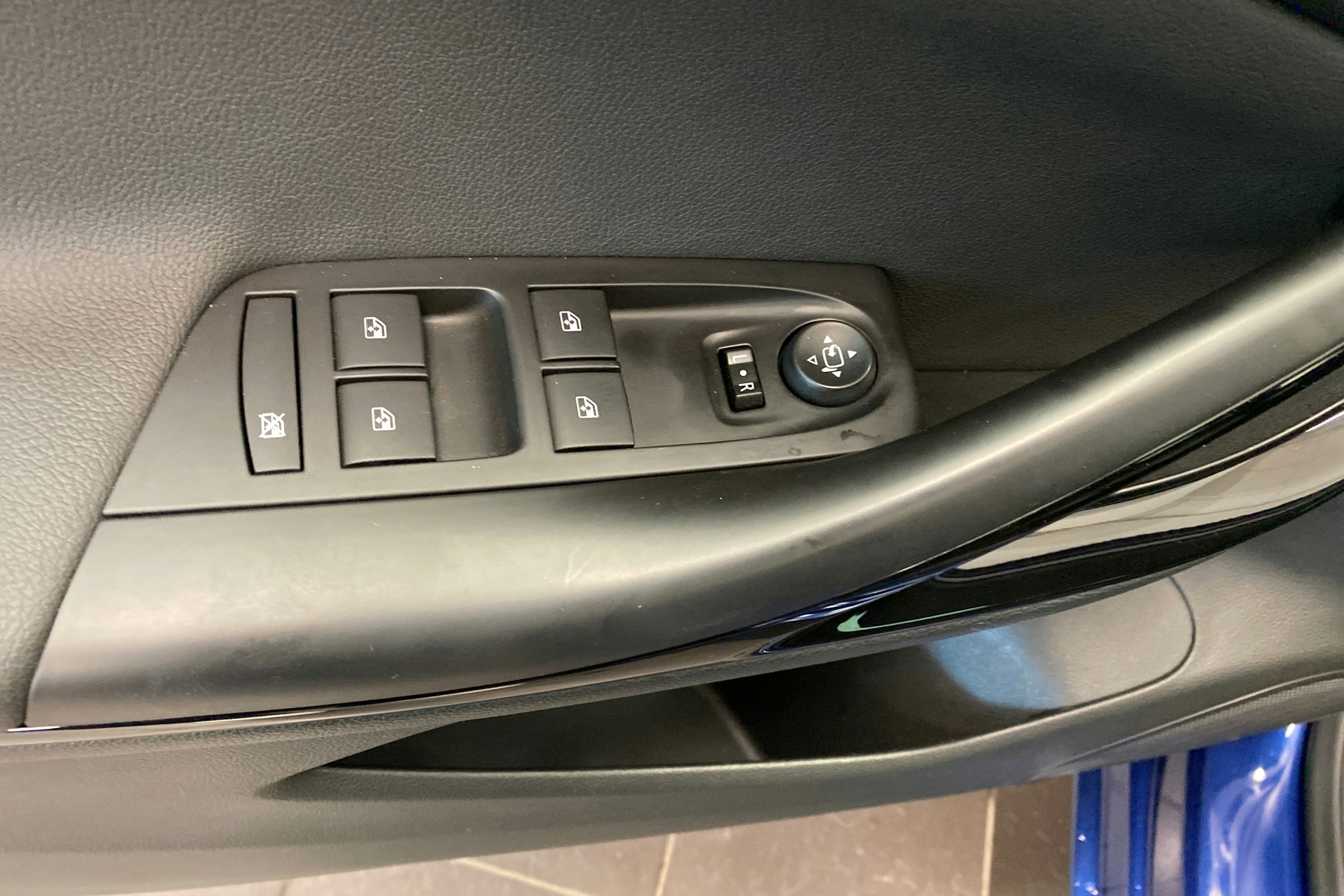 sininen Opel Astra 2021 kuva 14.