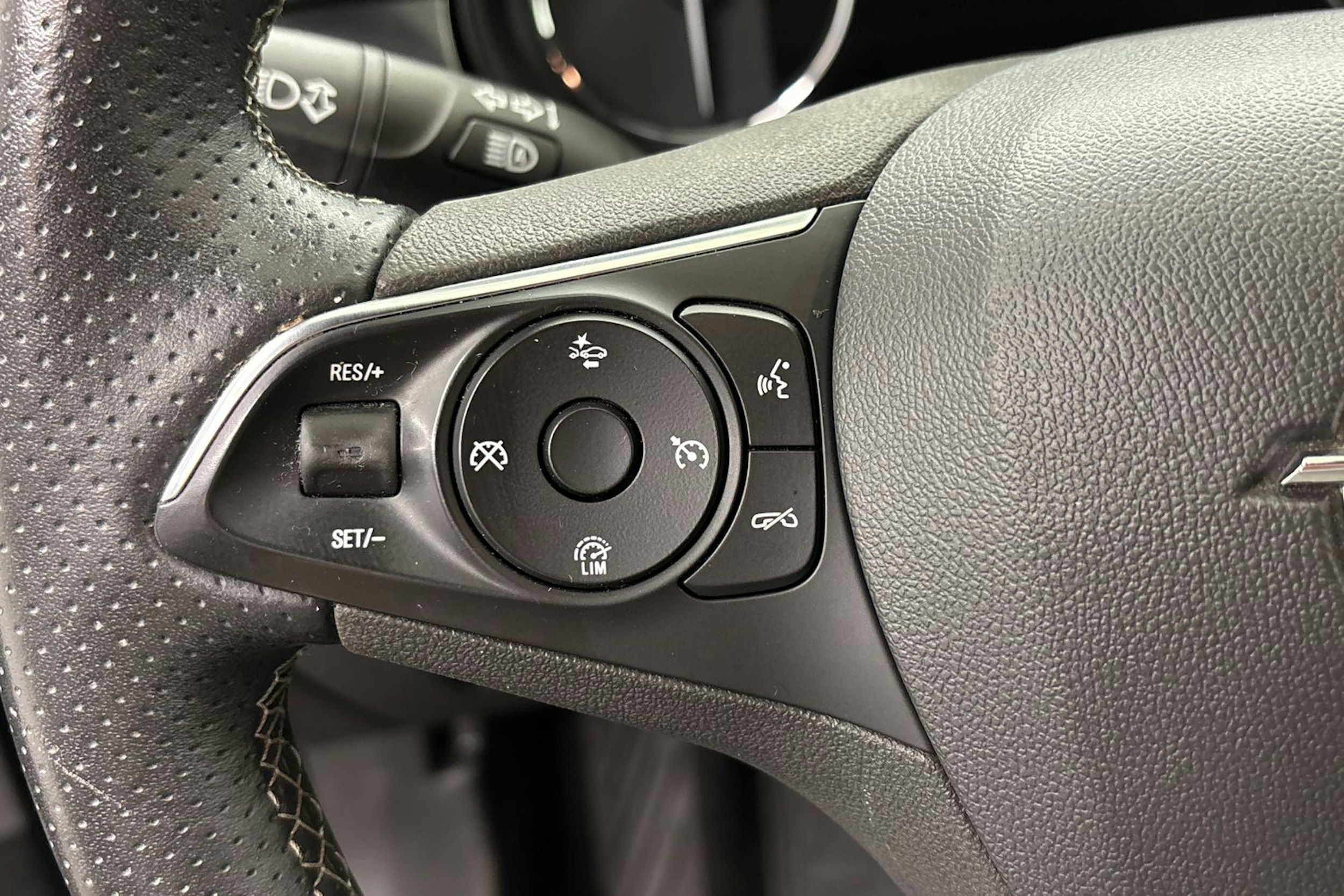 sininen Opel Astra 2021 kuva 16.