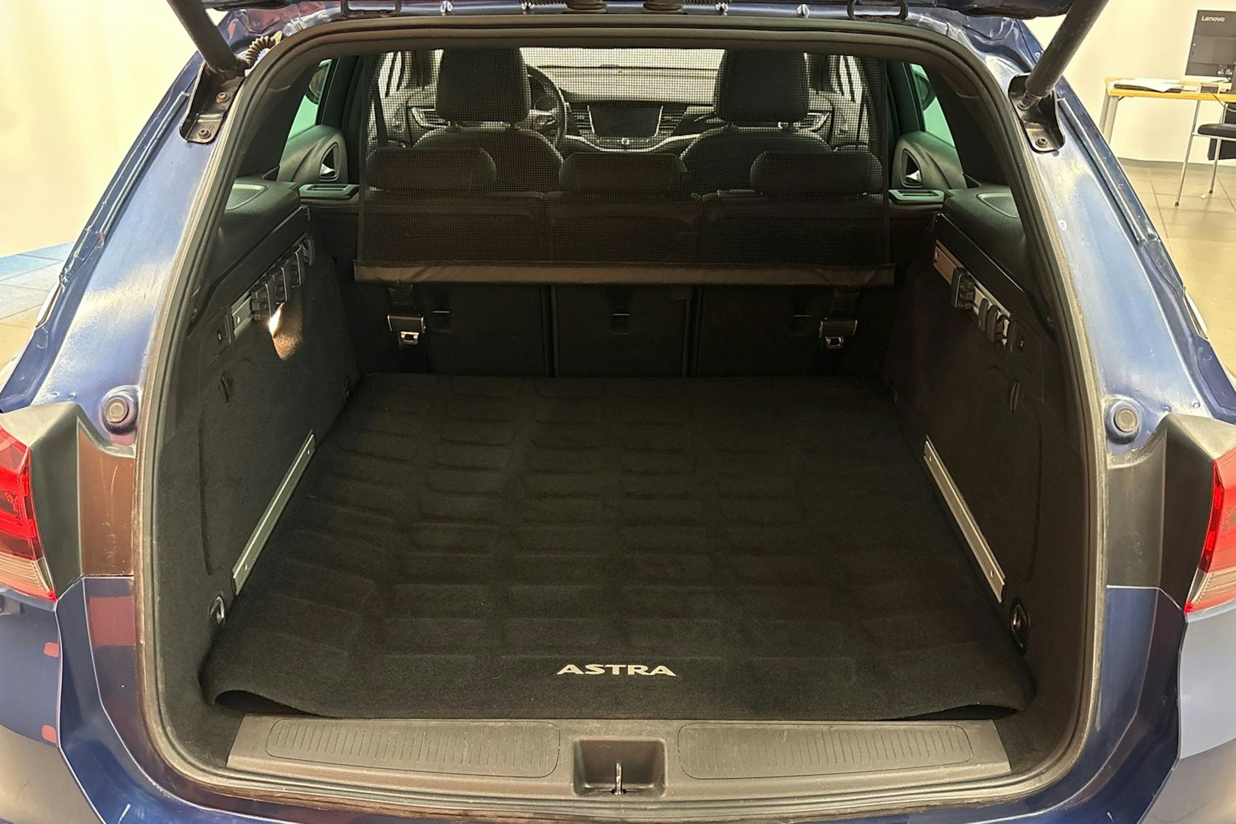 sininen Opel Astra 2021 kuva 18.