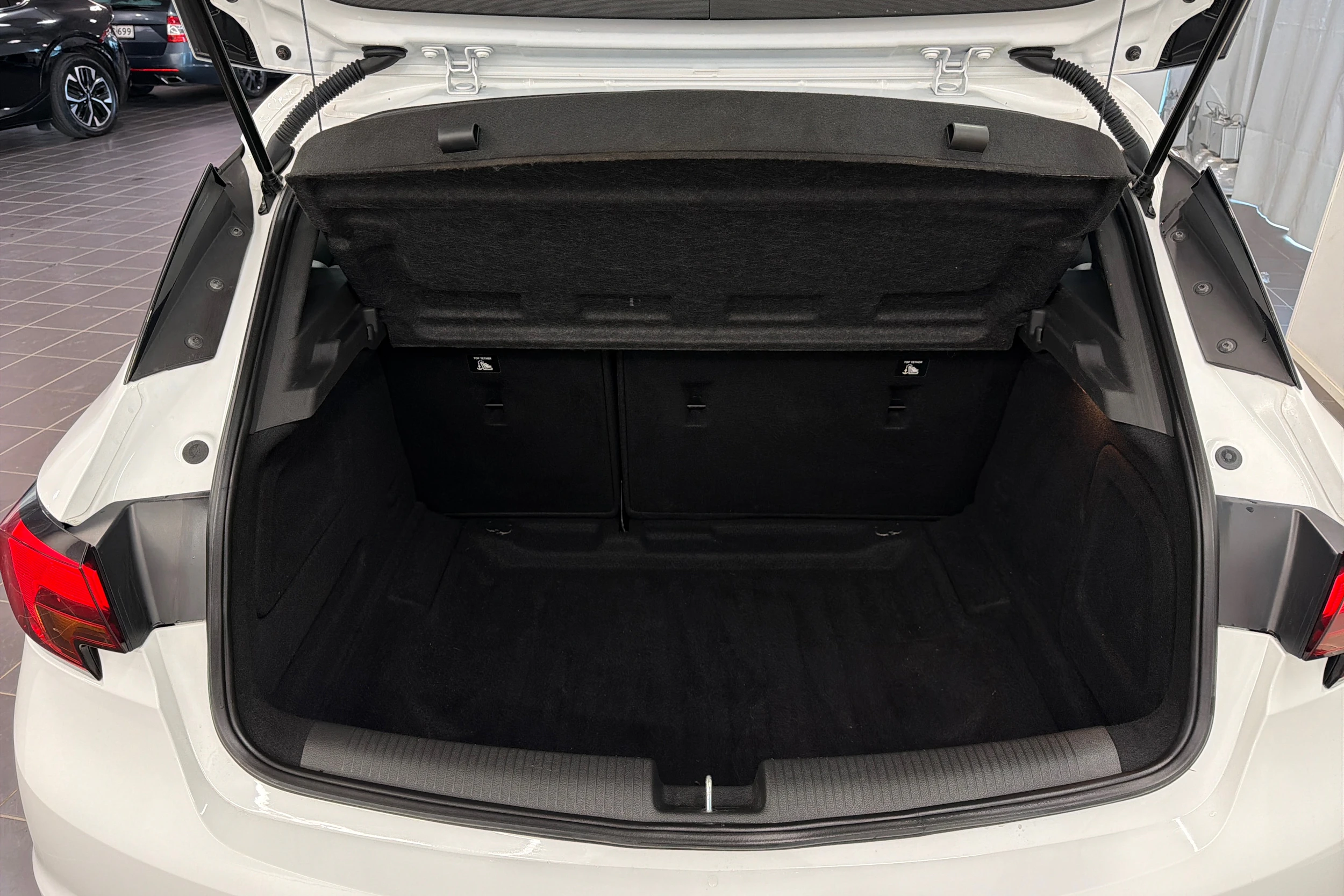 valkoinen Opel Astra 2021 kuva 11.