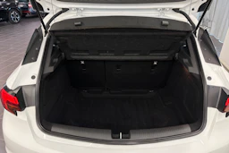 valkoinen Opel Astra 2021 kuva 11.
