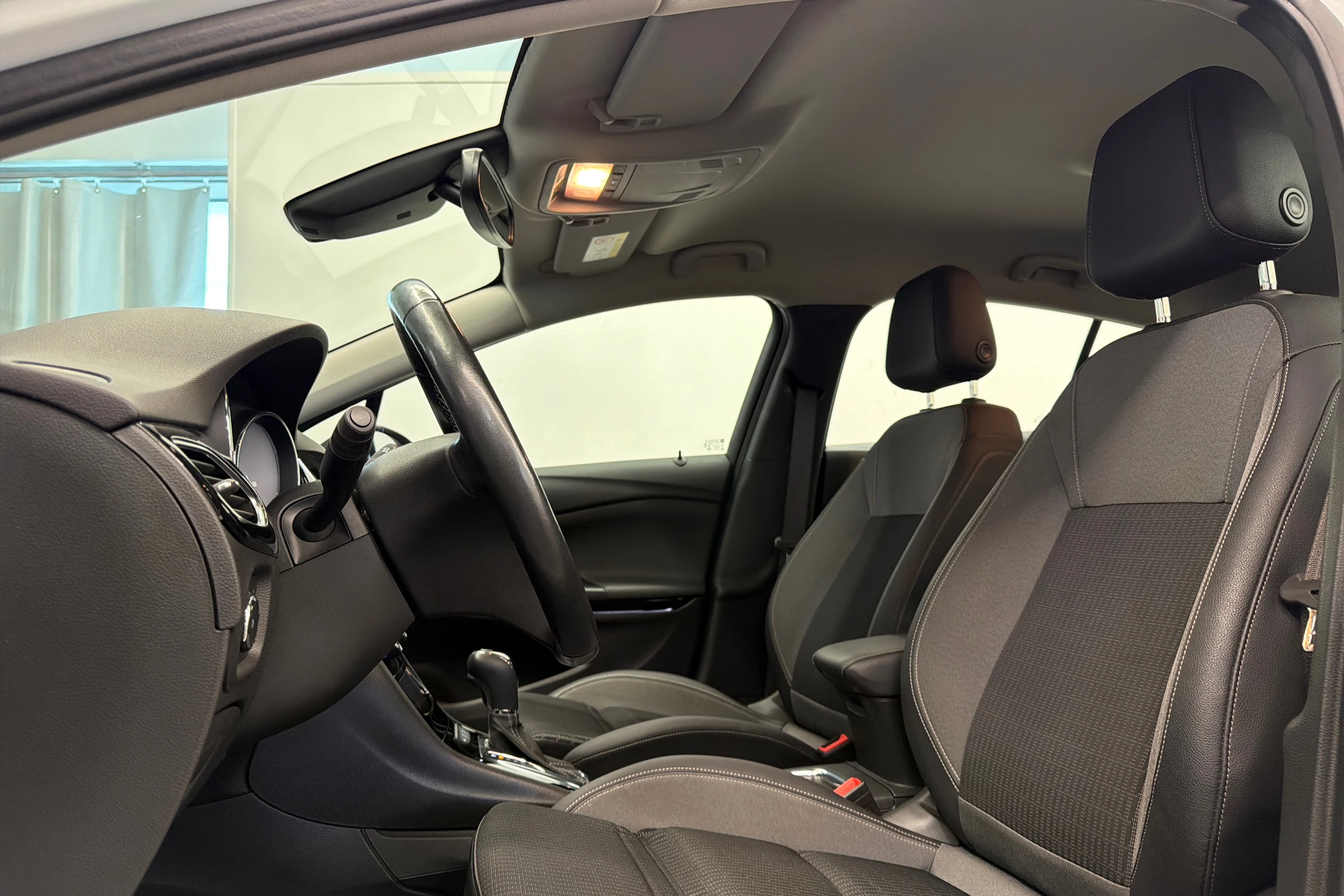 valkoinen Opel Astra 2021 kuva 12.