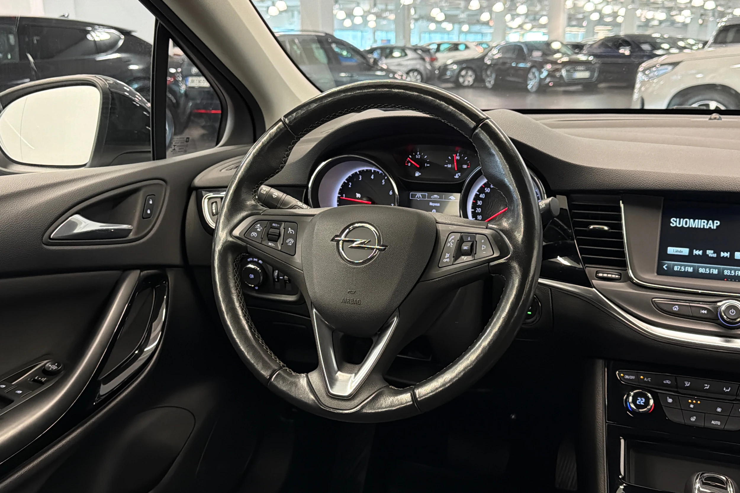 valkoinen Opel Astra 2021 kuva 13.